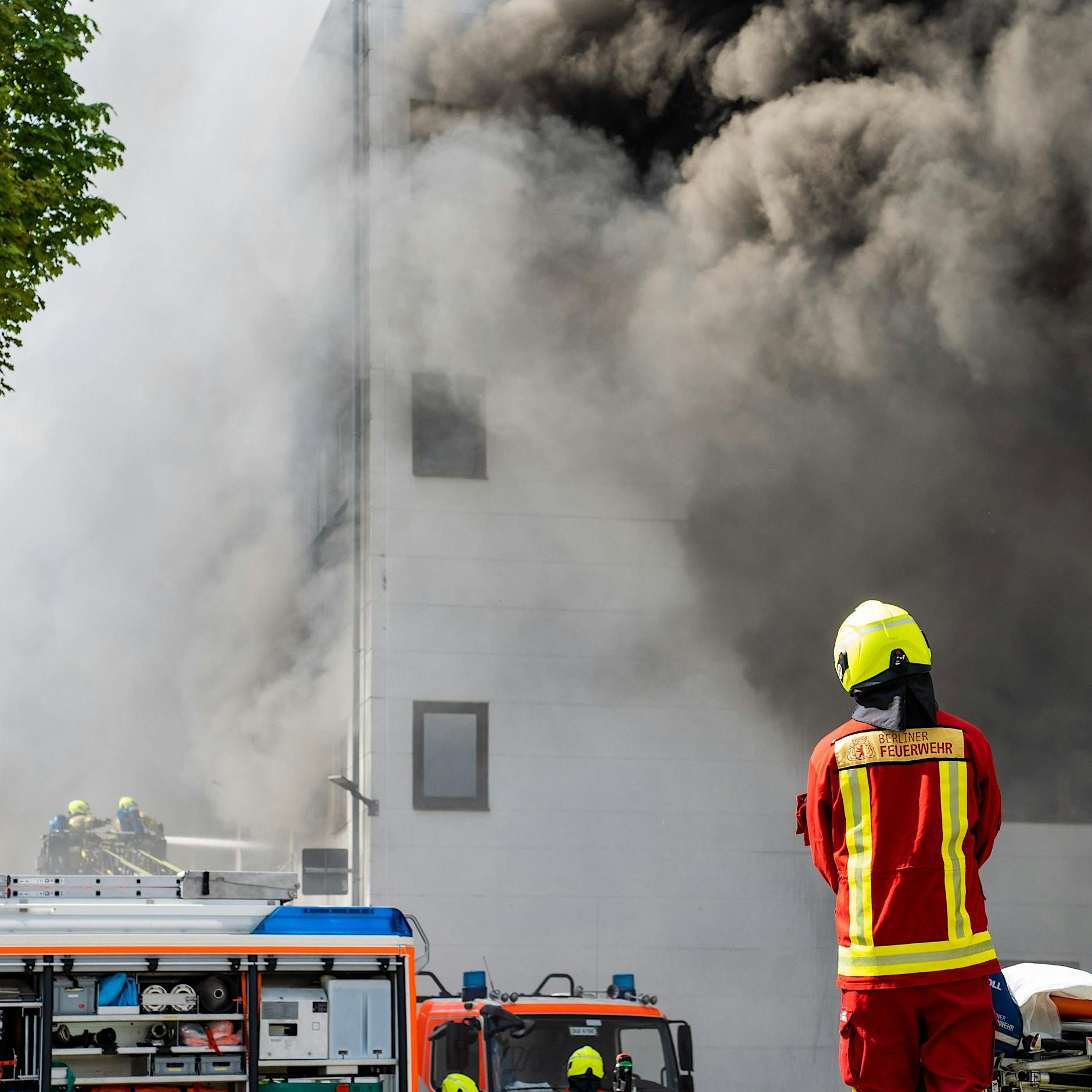 Großbrand in Berlin-Lichterfelde: Erneute Rauchentwicklung am Montag