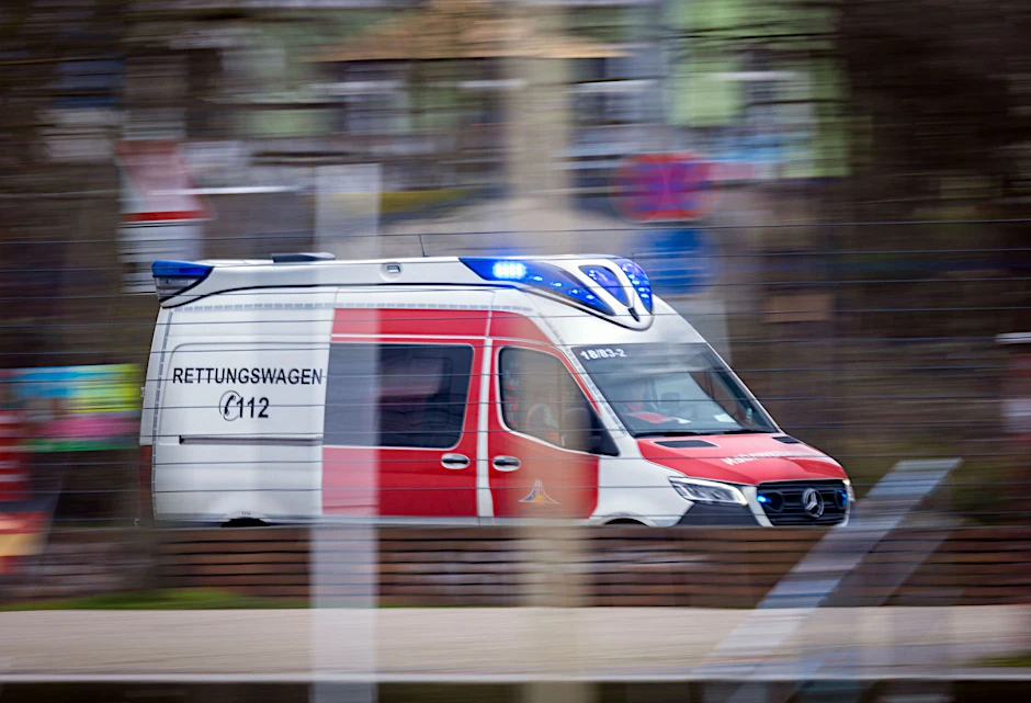 ARCHIV - Ein Rettungswagen ist mit Blaulich im Einsatz.  