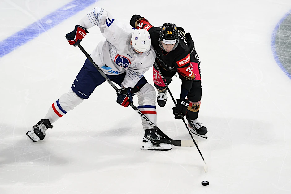 Die DEB-Auswahl um NHL-Profi JJ Peterka (r) musste sich Frankreich geschlagen geben.  