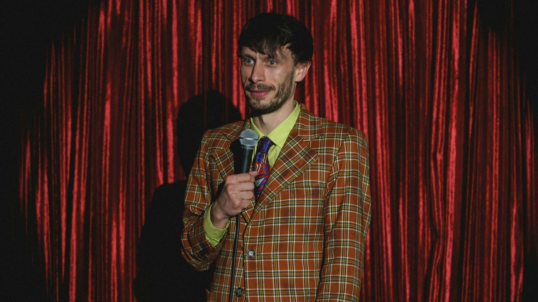 In der Serie Rentierbaby wird Komiker Donny (Richard Gadd) von einer Stalkerin verfolgt.