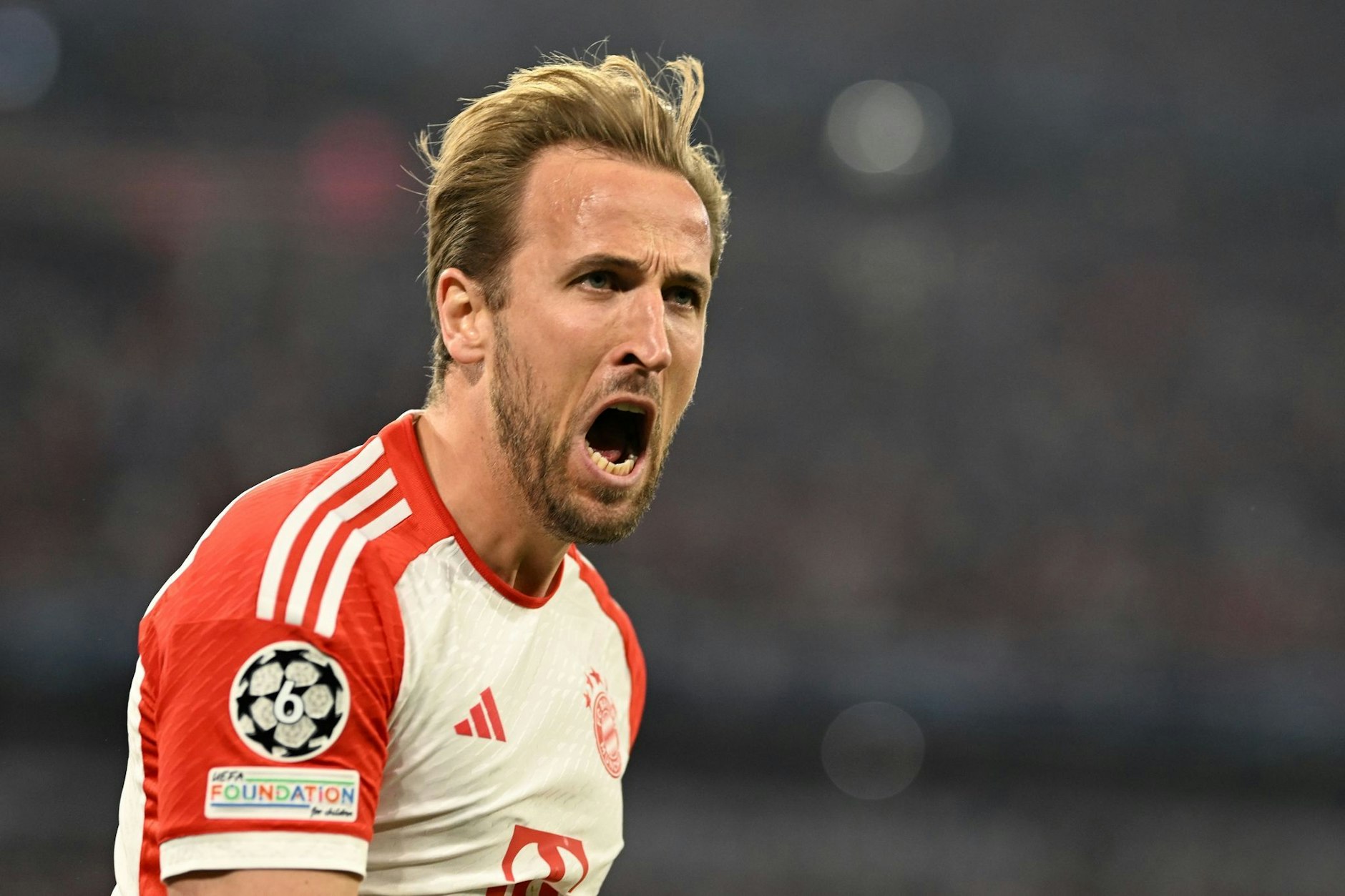 Bayern-Star Harry Kane jubelt nach seinem verwandelten Elfmeter.  