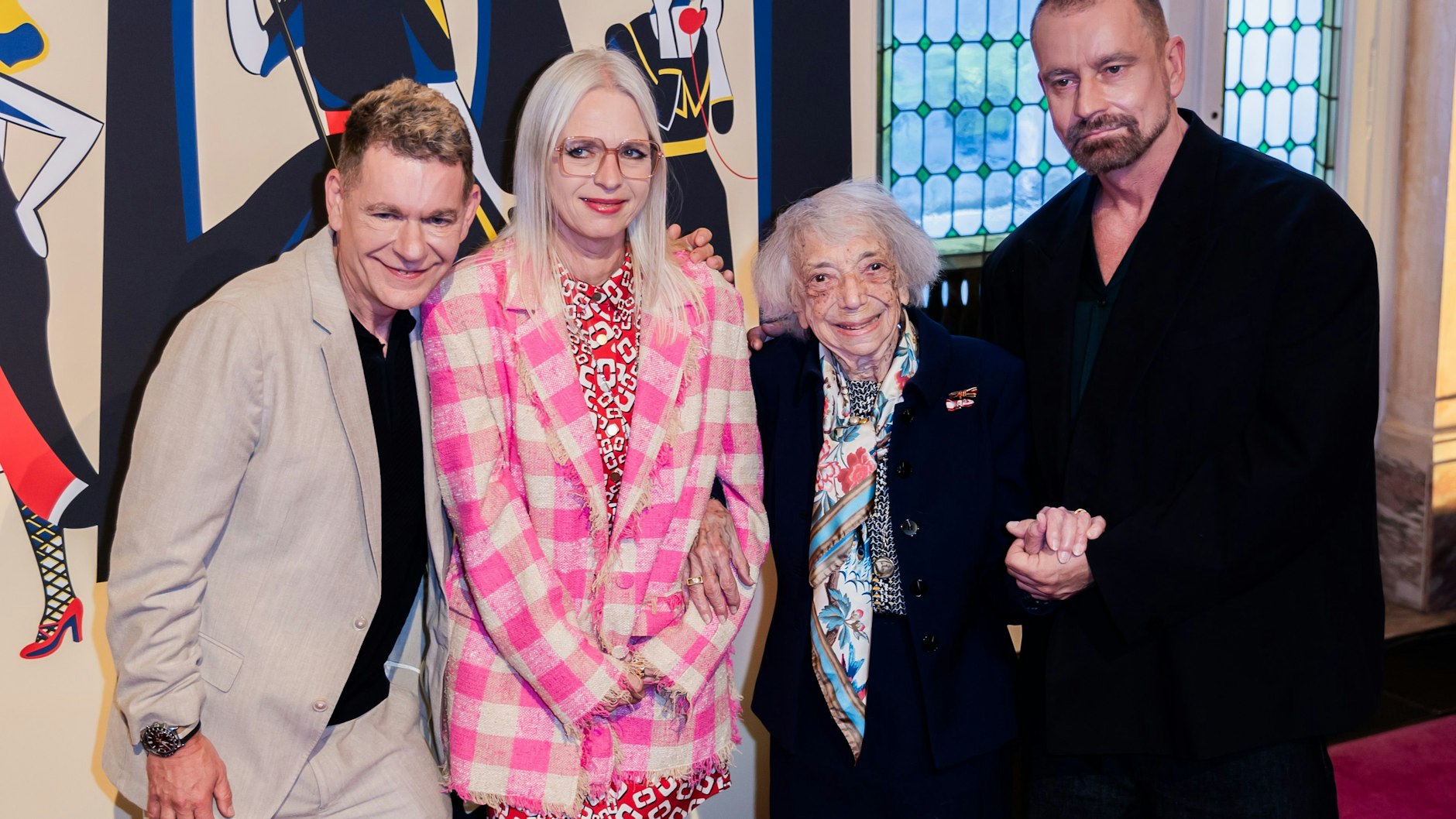 Produzent Peter Plate, Autorin Annette Hess, Margot Friedländer, Überlebende des Holocaust, und Ulf Leo Sommer, ebenfalls Produzent, kommen zur Premiere von&nbsp; „Ku’damm 59 – Das Musical“ ins Theater des Westens (v.l.).