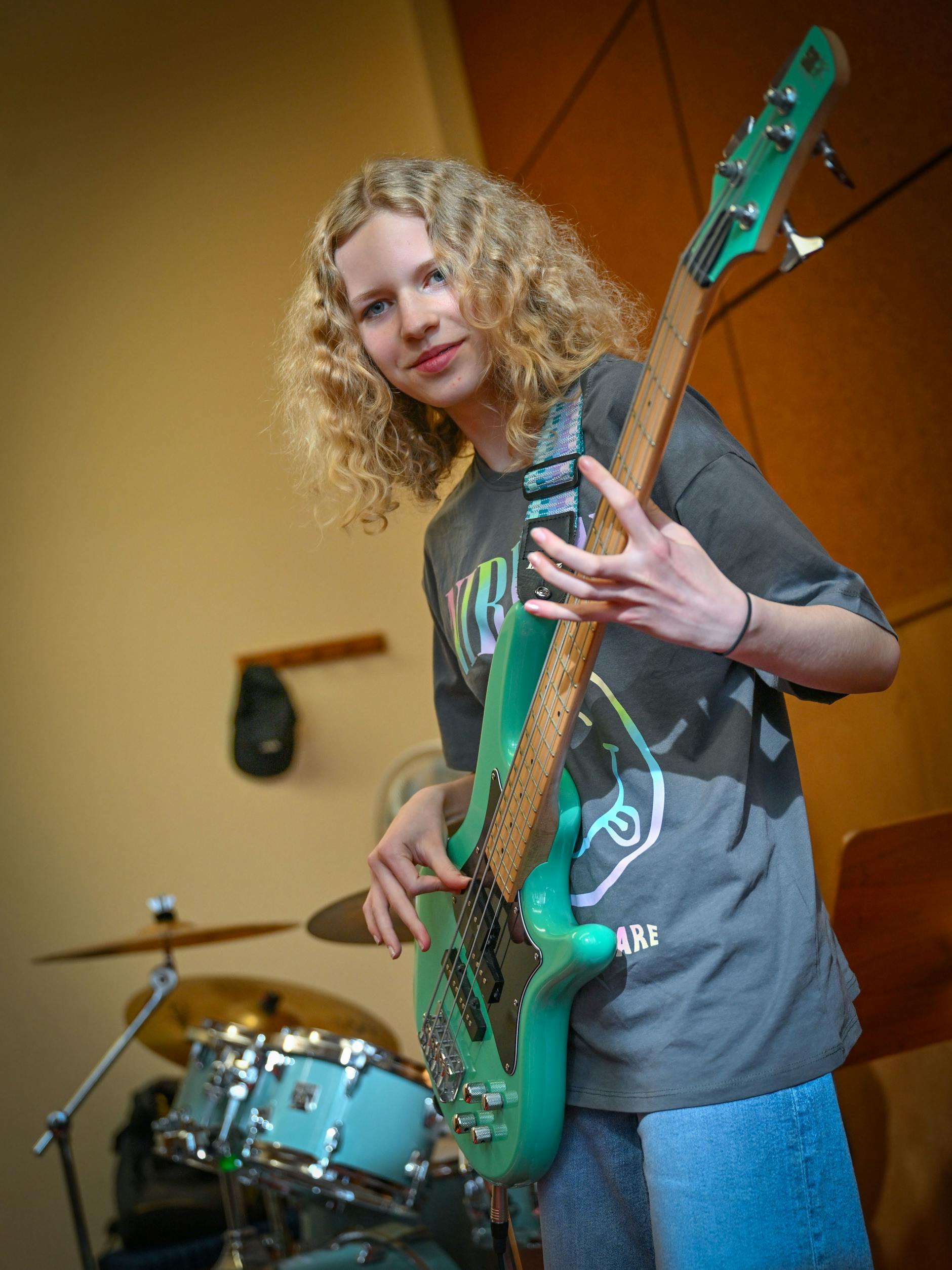 Mit ihrem türkisfarbenen Bass: Die 13-jährige Juno Bennewitz übt für das bundesweite Finale von „Jugend musiziert“.