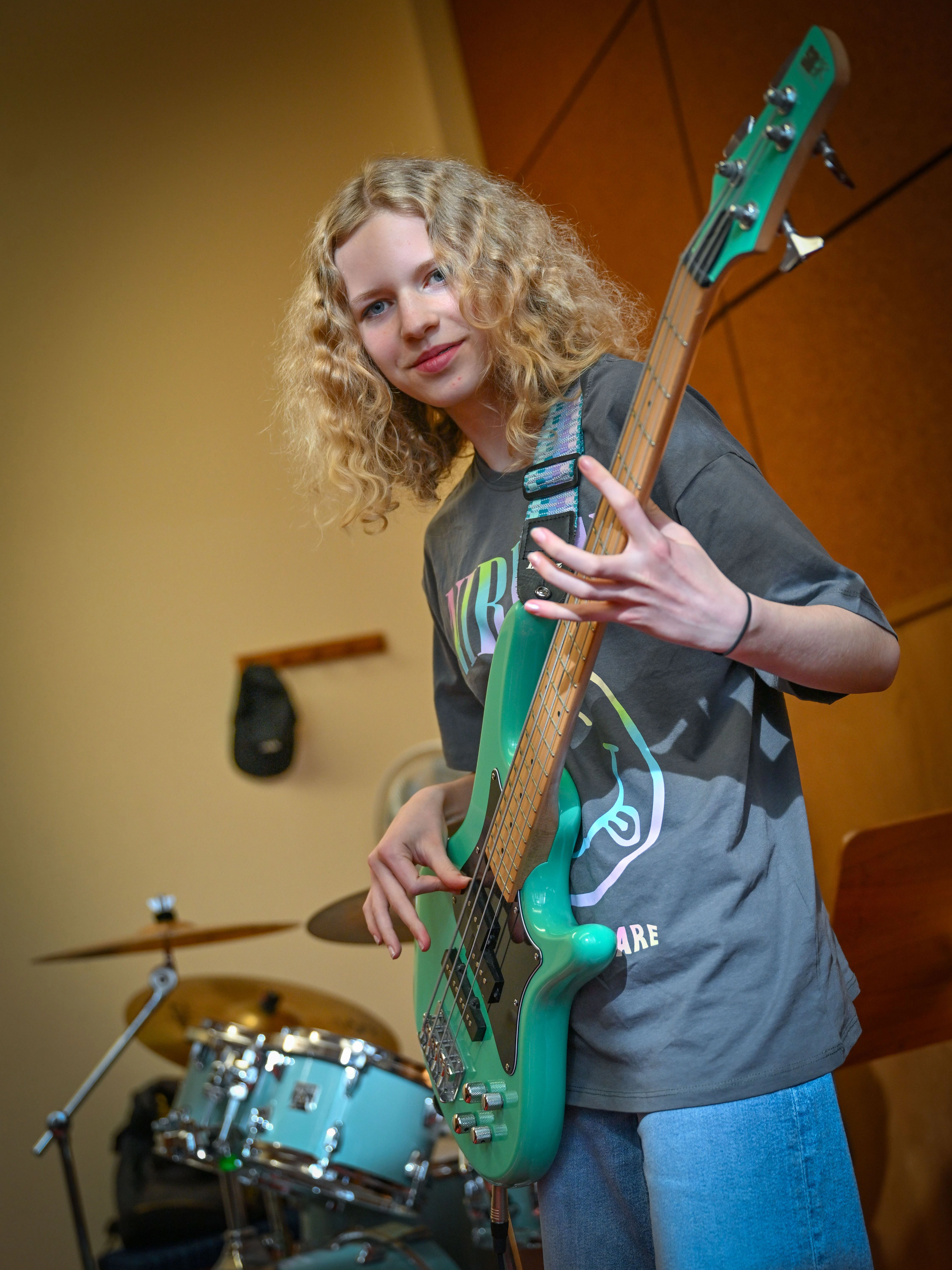 Mit ihrem türkisfarbenen Bass: Die 13-jährige Juno Bennewitz übt für das bundesweite Finale von „Jugend musiziert“.