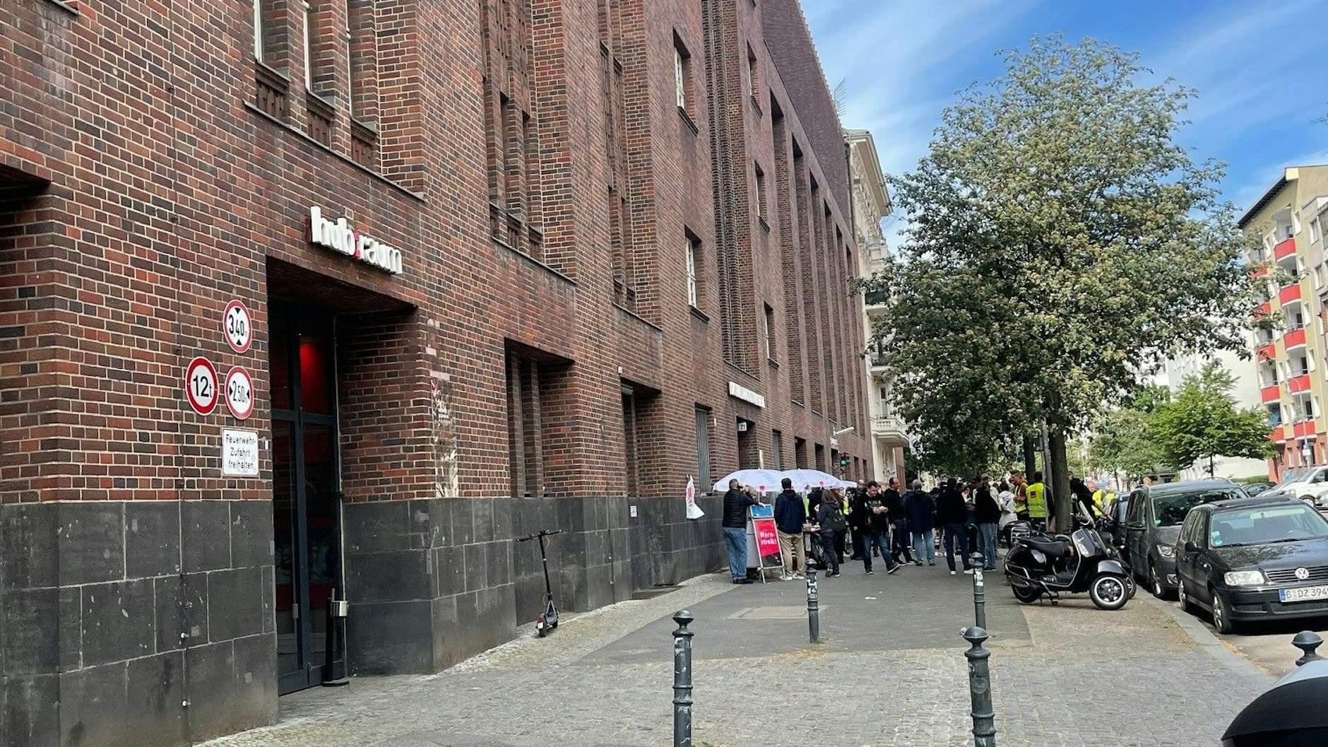Ein Industriedenkmal aus dem Jahr 1927. Damals Fernsprechamt, heute Sitz der Telekom Innovation Arena. Im Nachbargebäude befindet sich das große Rechenzentrum.