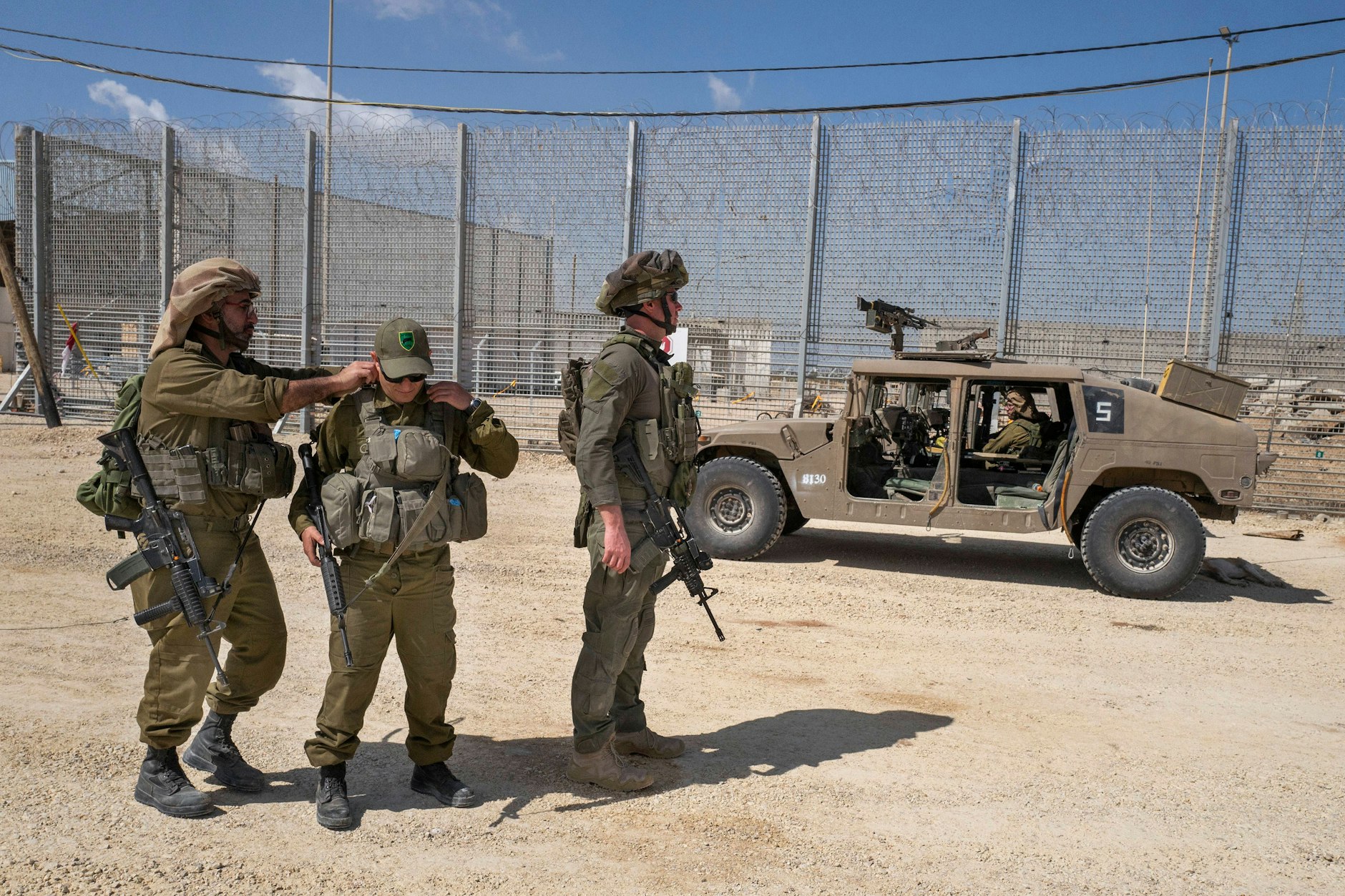 Israelische Soldaten beobachten am Kontrollpunkt „Erez Crossing“ Lastwagen, die humanitäre Hilfe in den nördlichen Gazastreifen liefern. 