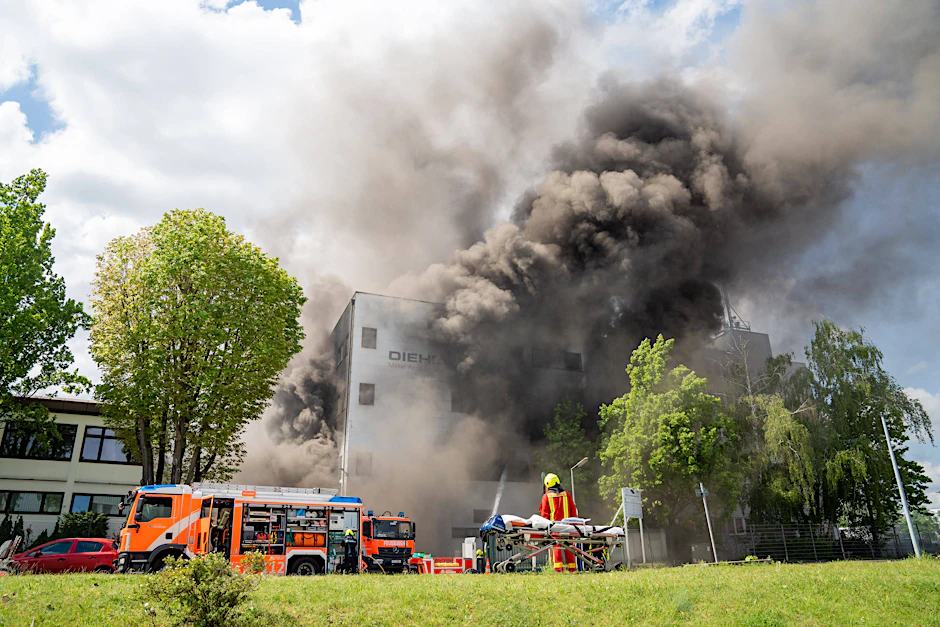 Am Freitagmorgen brach das Großfeuer in Lichterfelde aus. Riesige Rauchwolken zogen über den Westen Berlins bis nach Brandenburg.