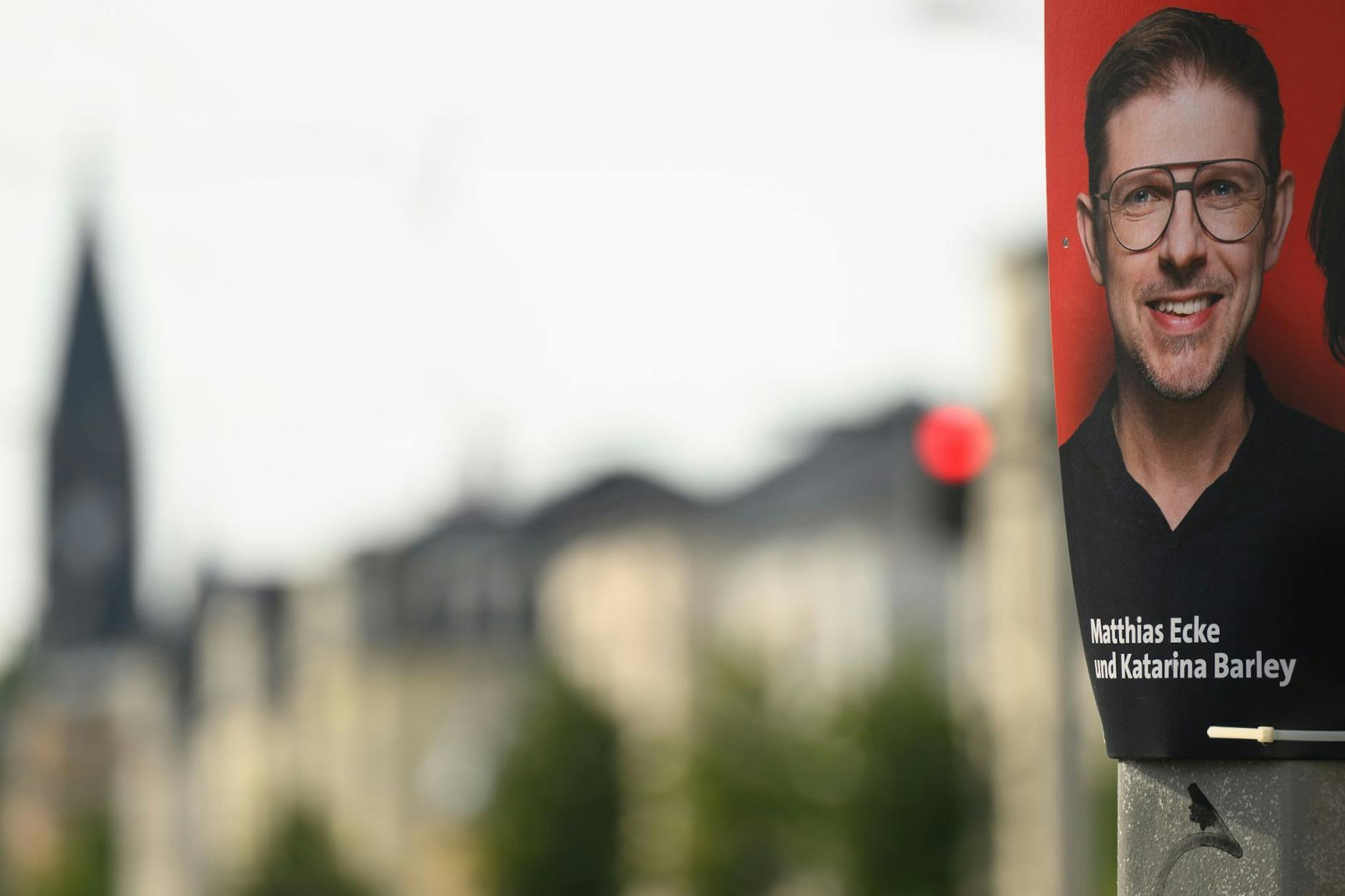 Wahlplakat des sächsischen SPD-Spitzenkandidaten zur Europawahl, Matthias Ecke, an der Schandauer Straße im Dresdner Stadtteil Striesen 