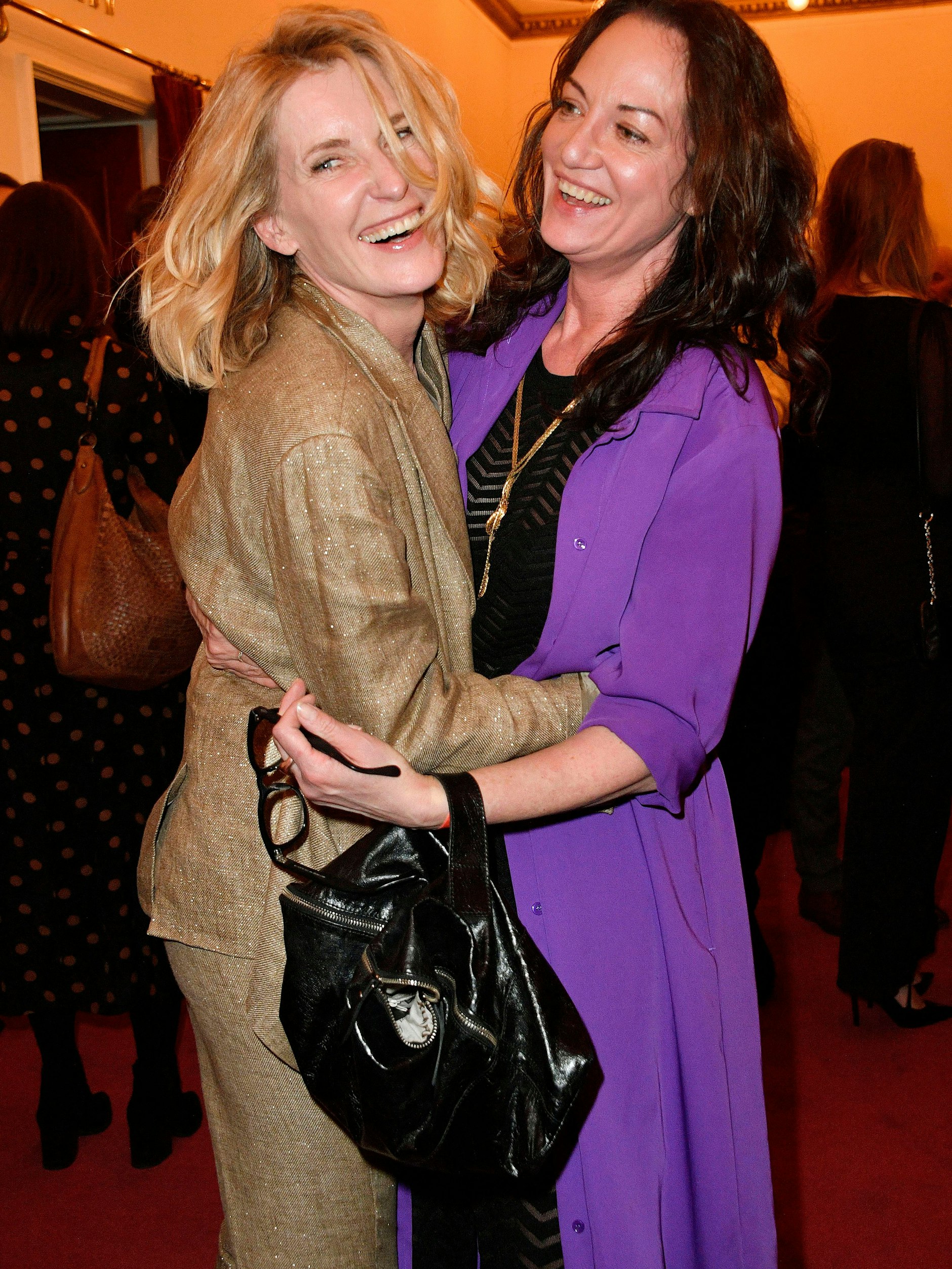 Die Schauspielerinnen Maria Furtwängler (l.) und Natalia Wörner mit einem Freudentänzchen auf dem roten Teppich bei der Premiere von „Ku’damm 59“ in Berlin.