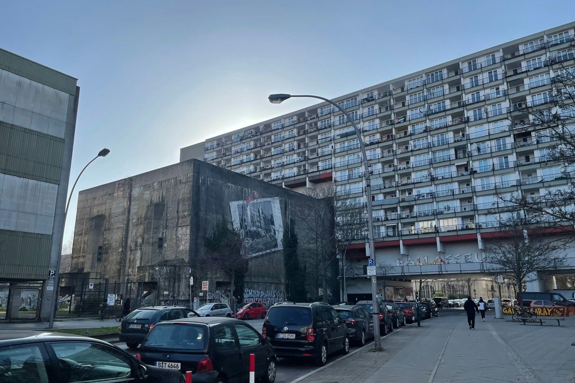 Beeindruckend: Das Pallasseum in Berlin-Schöneberg ist ein denkmalgeschützter Bau im Bestand der Gewobag. 500 Wohneinheiten beherbergen 2500 Bewohner. Sie alle sollen ab Oktober 2025 den Großteil ihrer Energie aus der Abwärme eines benachbarten Rechenzentrums erhalten.