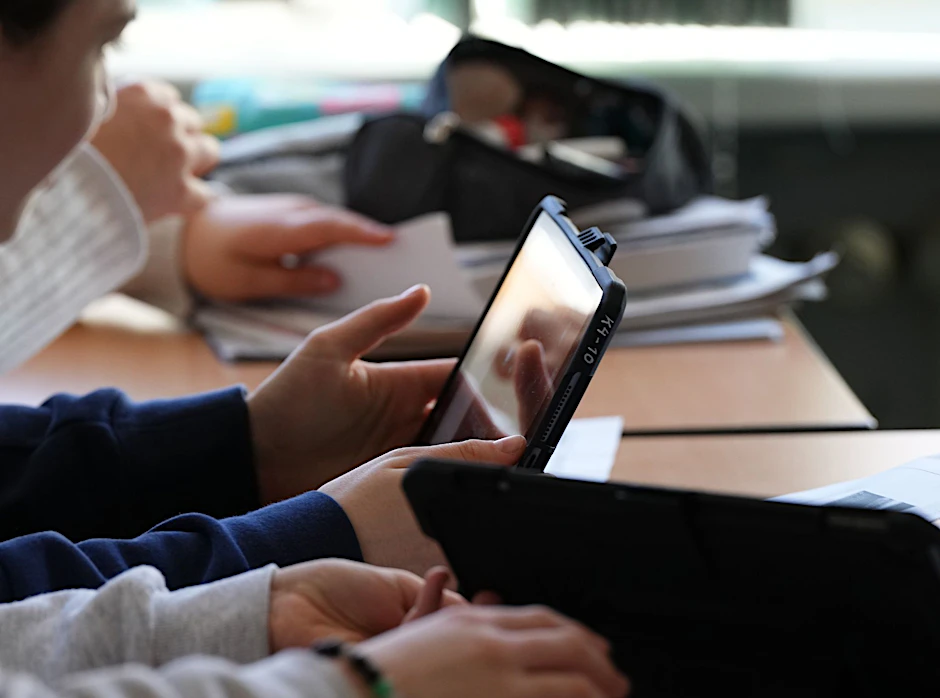 ARCHIV - Schüler und Schülerinnen arbeiten mit Tablets im Klassenzimmer.  