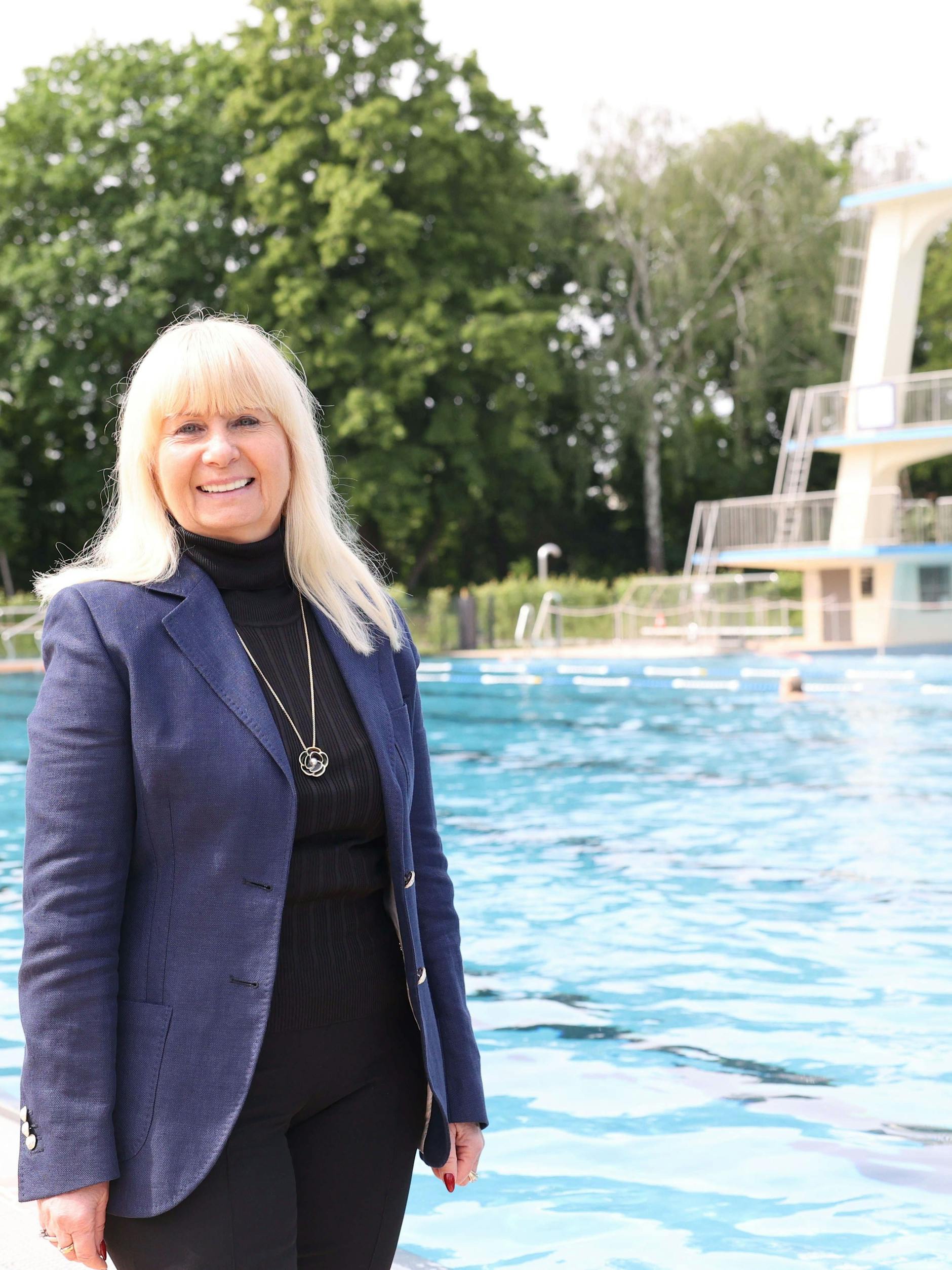 Innen- und Sportsenatorin Iris Spranger im Stadtbad Wilmersdorf anlässlich der Pressekonferenz zum Sicherheitskonzept für die kommende Saison.