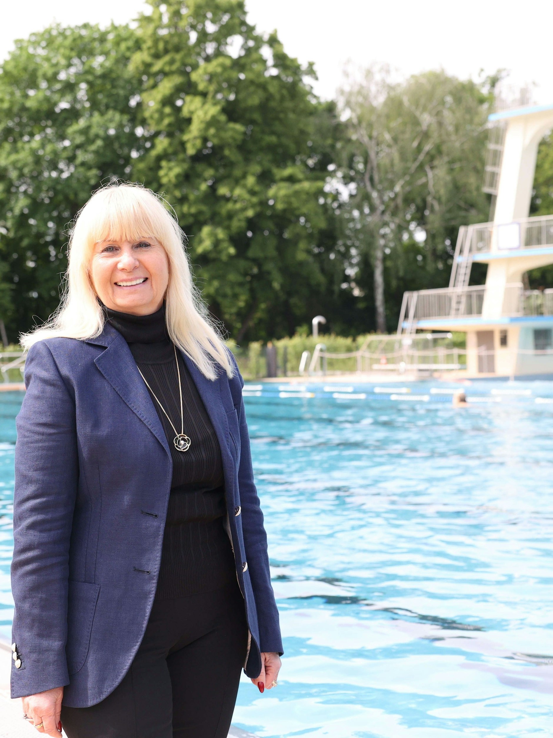 Innen- und Sportsenatorin Iris Spranger im Stadtbad Wilmersdorf anlässlich der Pressekonferenz zum Sicherheitskonzept für die kommende Saison.