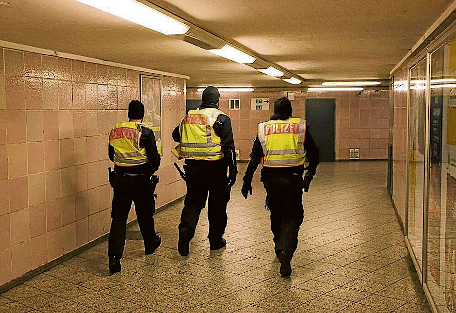 &nbsp;Polizisten bei einer Kontrolle im U-Bahnhof Kottbusser Tor&nbsp;&nbsp;