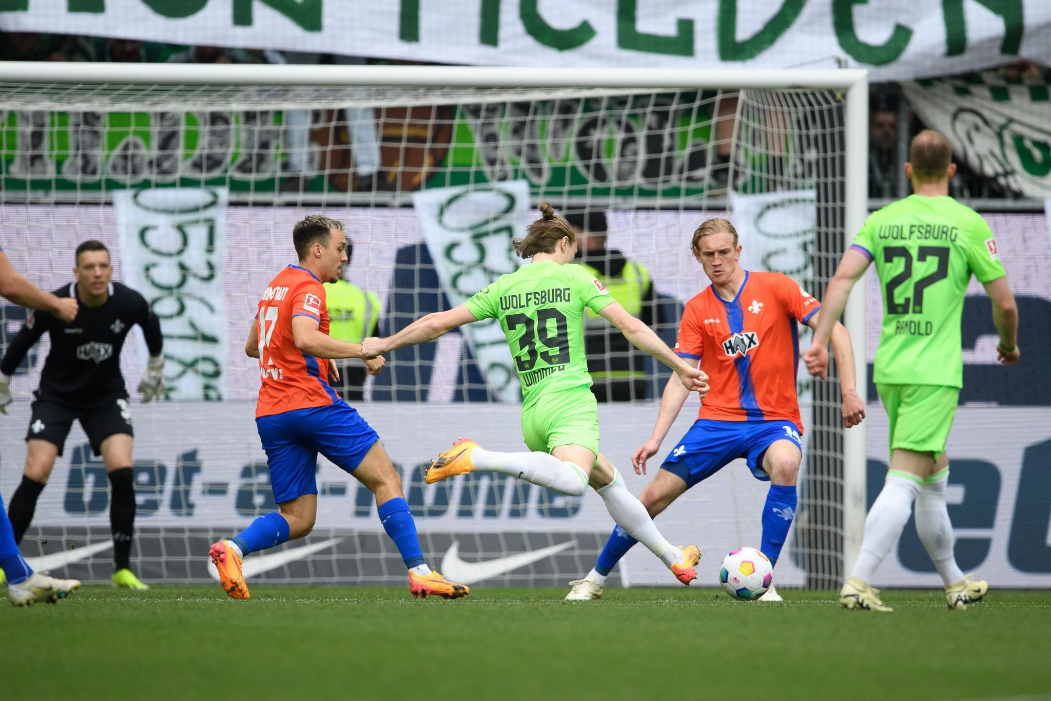 Traf zur Wolfsburger Führung gegen Darmstadt: Patrick Wimmer (M).  