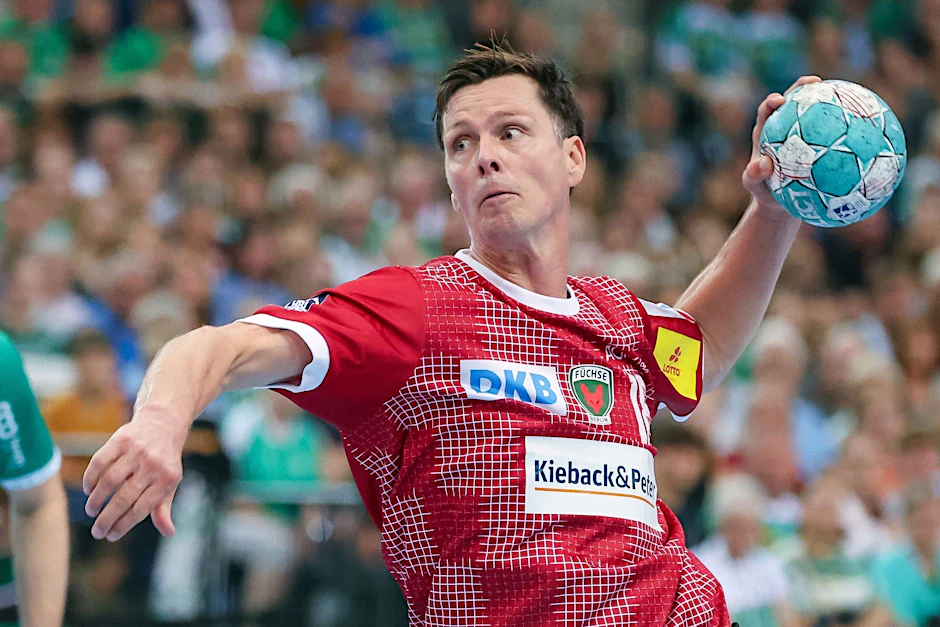 ARCHIV - Handball: Bundesliga, 1. Spieltag, SC DHfK Leipzig - Füchse Berlin in der Arena Leipzig. Berlins Hans Lindberg wirft.  