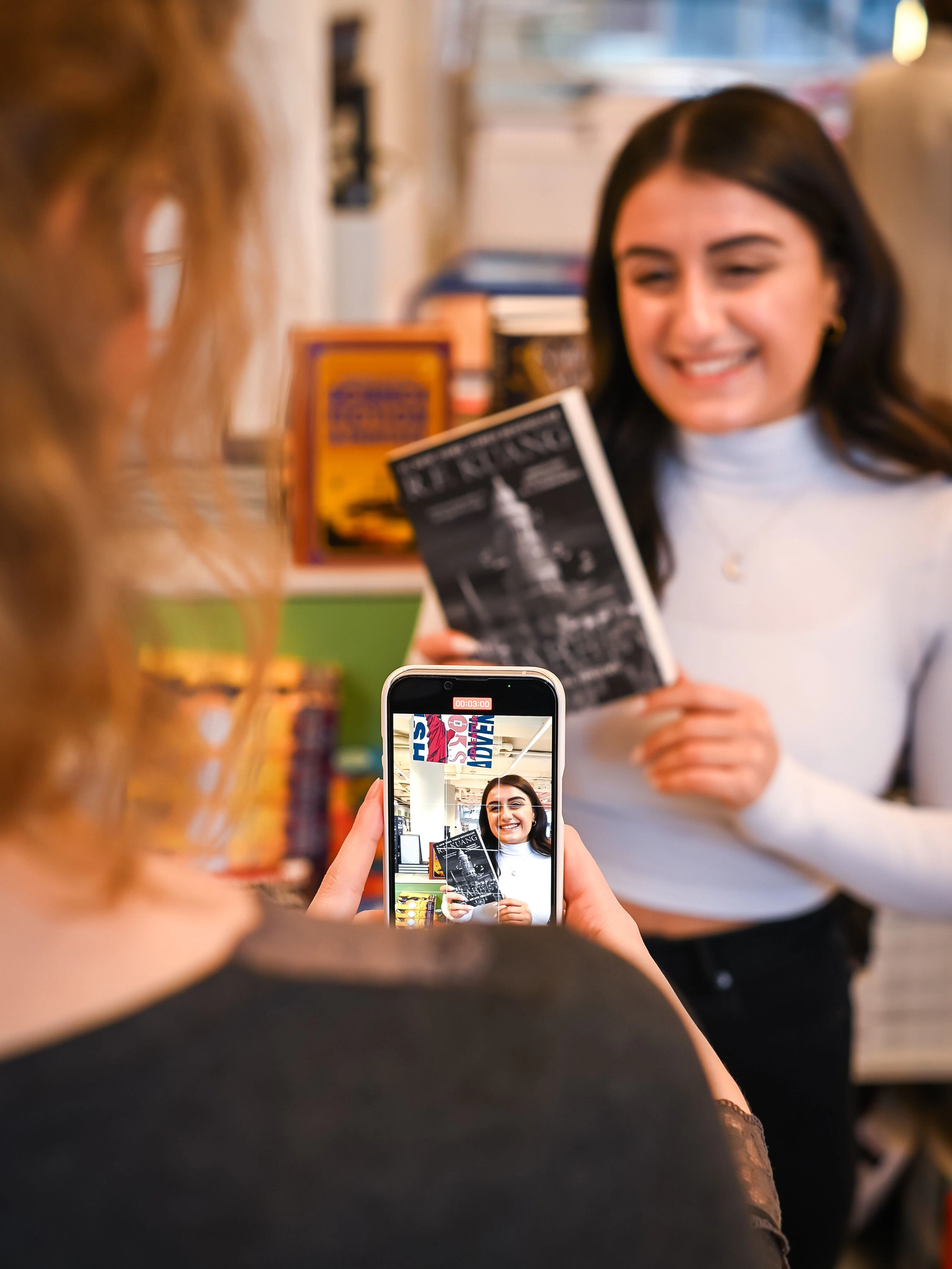 Esra Usta ist BookTokerin und veröffentlicht auf TikTok Videos, in denen sie Bücher bespricht.