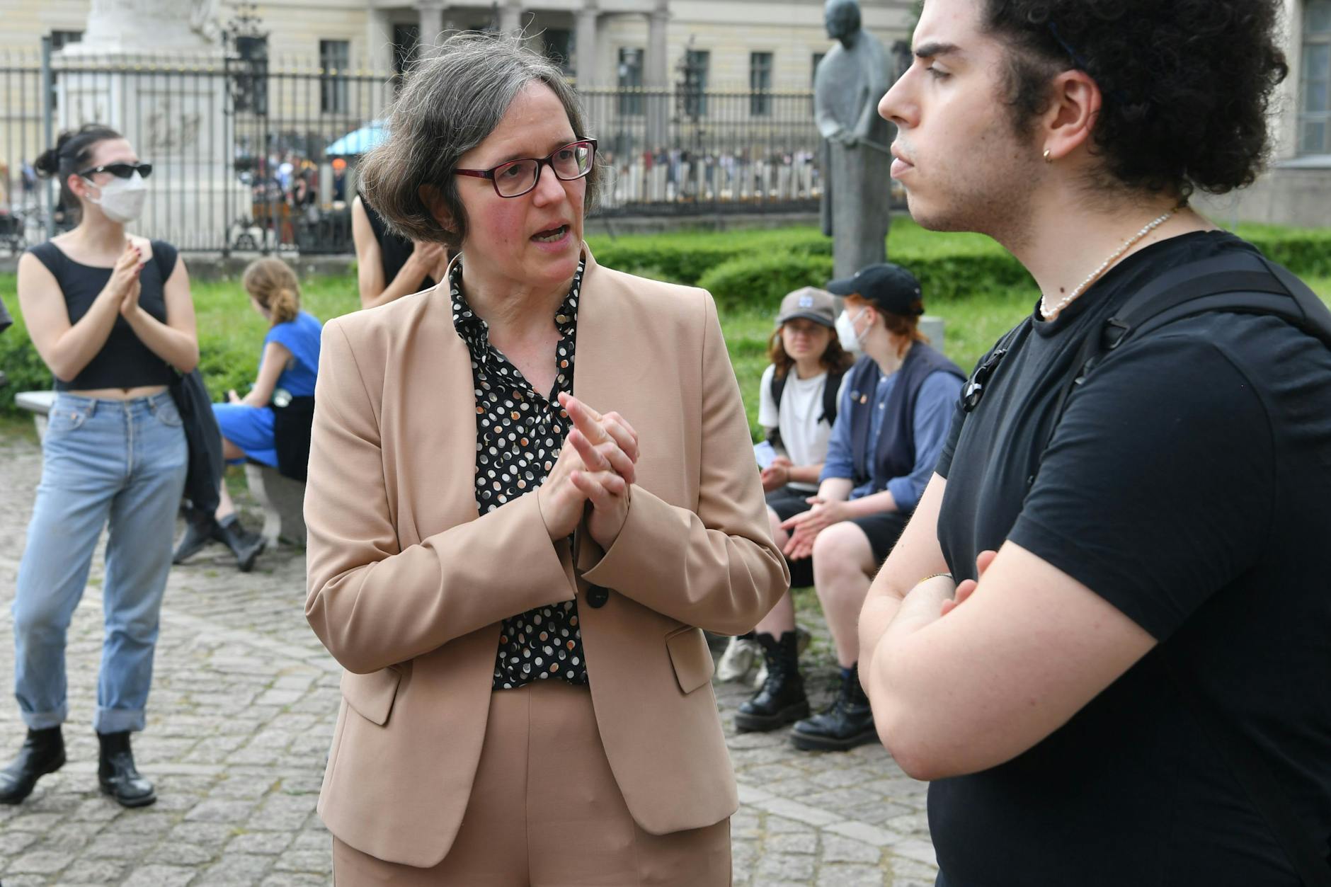 Amerikanische Zustände? Julia von Blumenthal, Präsidentin der Humboldt-Universität, redet mit den Protestierenden auf dem Gelände der Universität. 