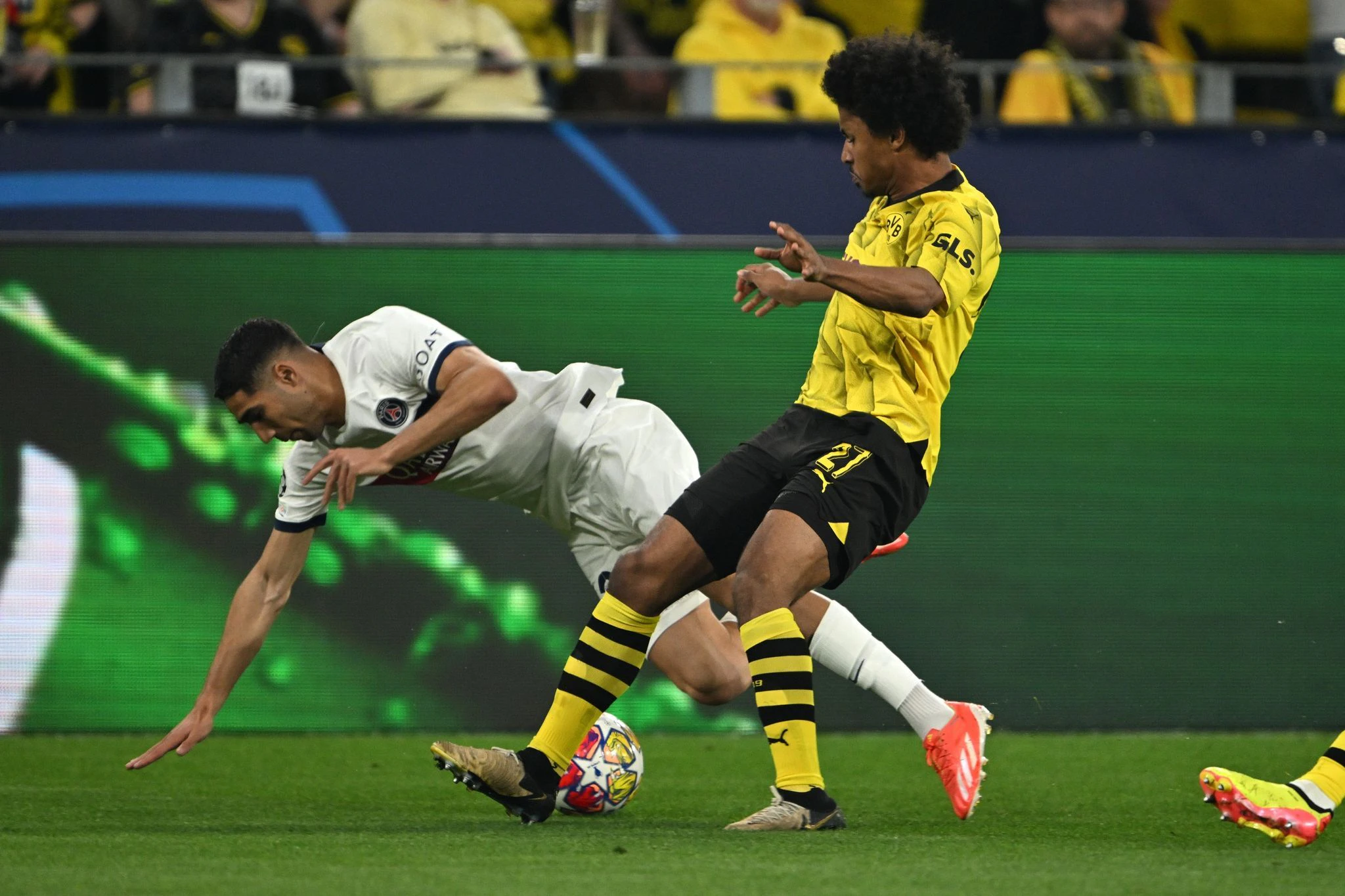 BVB-Flügelspieler Karim Adeyemi (r) bringt den Ex-Dortmunder Achraf Hakimi zu Fall.  