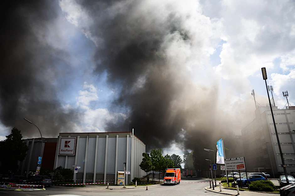 dpatopbilder - Dunkler Rauch steigt bei dem Brand eines Fabrikgebäudes in Berlin-Lichterfelde auf.  