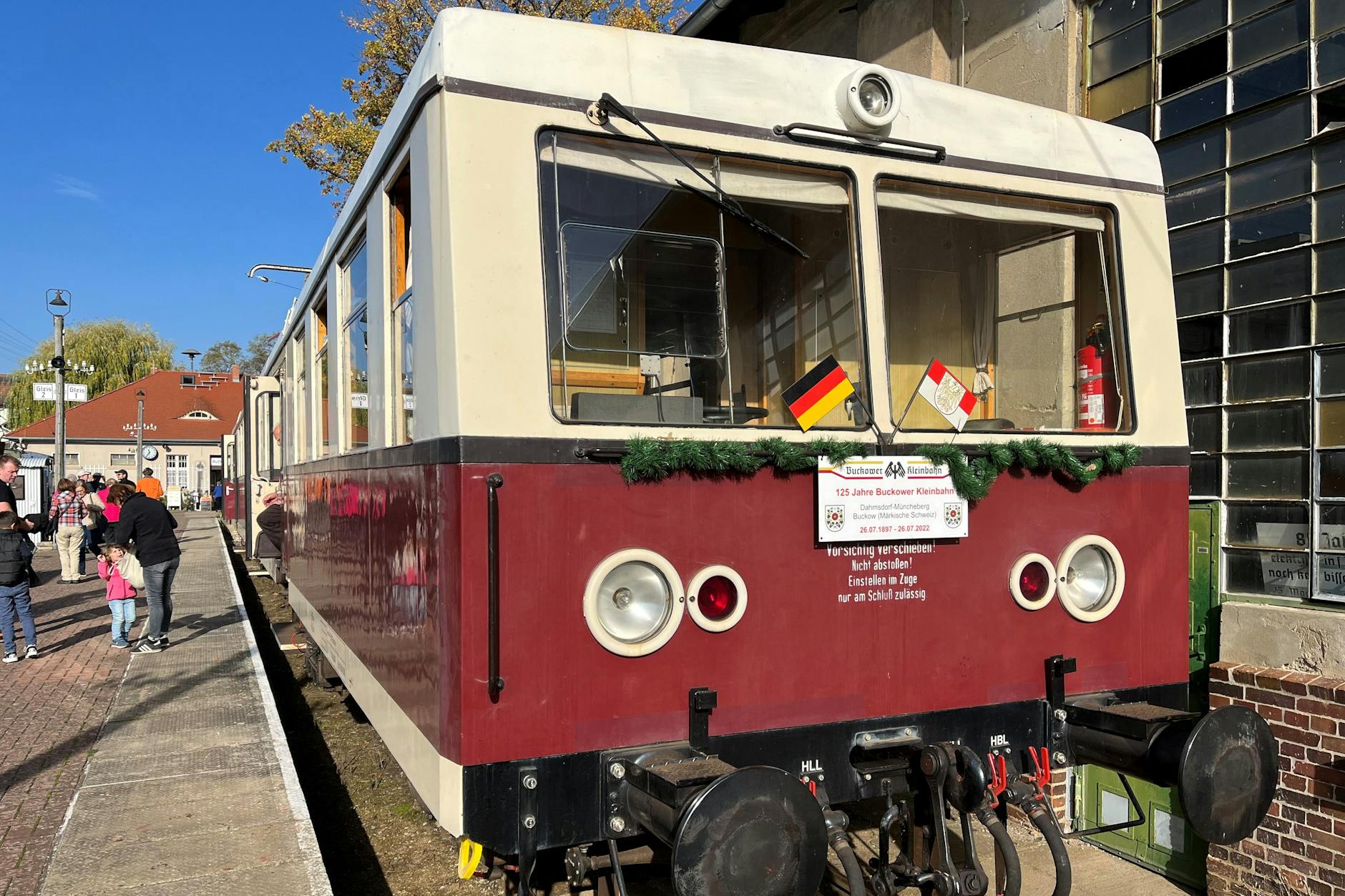 Startklar für die Fahrt durch die Märkische Schweiz: Im historischen Bahnhof Buckow im Süden des Luftkurorts wartet die Buckower Kleinbahn auf den Abfahrauftrag nach Müncheberg.