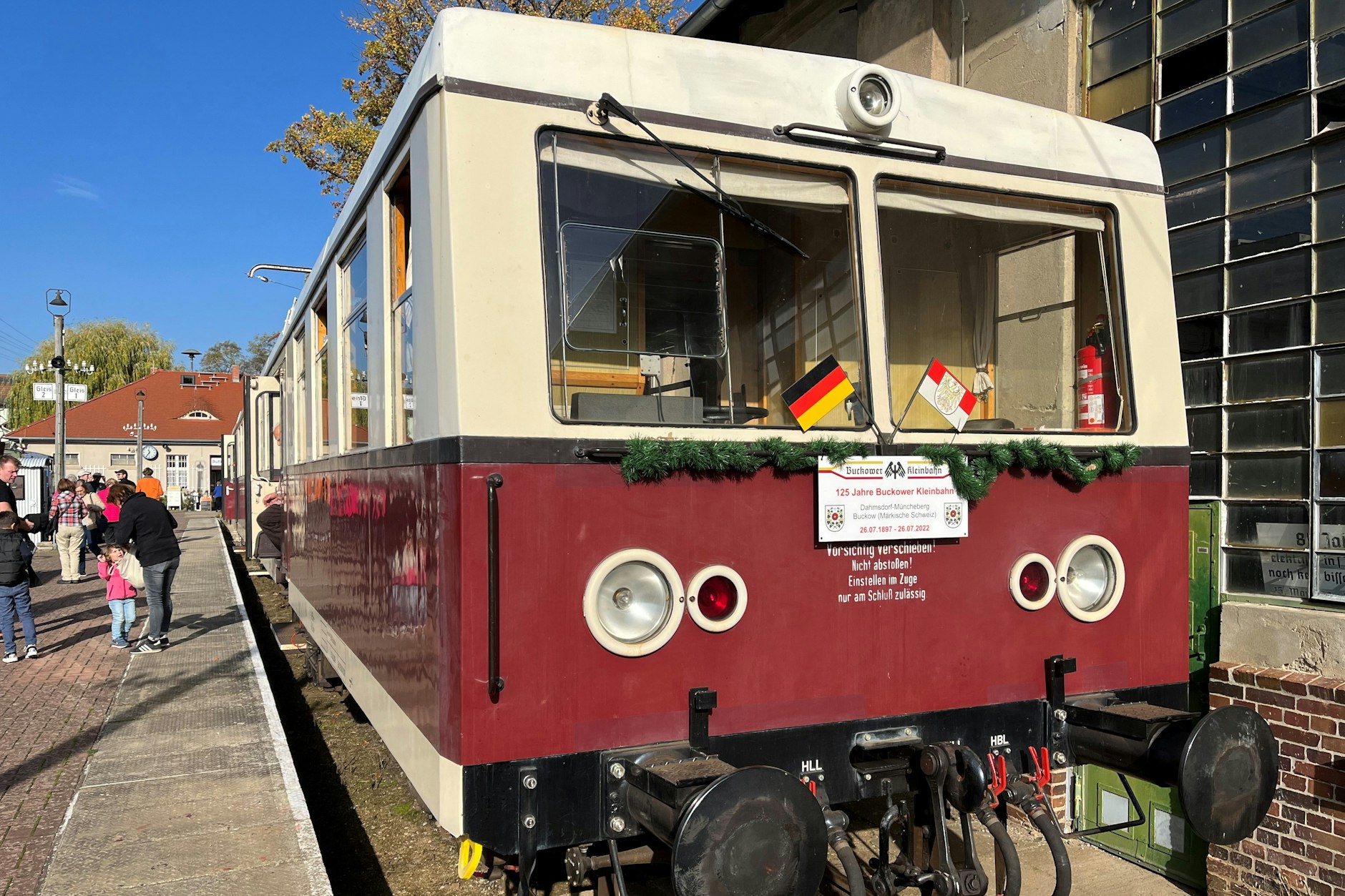 Startklar für die Fahrt durch die Märkische Schweiz: Im historischen Bahnhof Buckow im Süden des Luftkurorts wartet die Buckower Kleinbahn auf den Abfahrauftrag nach Müncheberg.