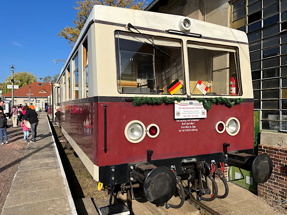 Startklar für die Fahrt durch die Märkische Schweiz: Im historischen Bahnhof Buckow im Süden des Luftkurorts wartet die Buckower Kleinbahn auf den Abfahrauftrag nach Müncheberg.