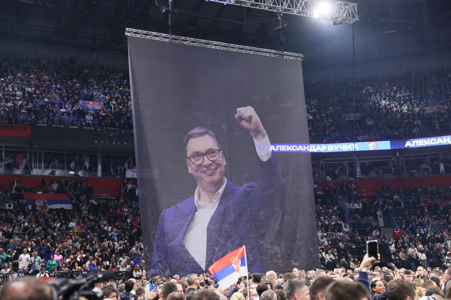 Banner von Aleksandar Vucic auf einer Wahlkampfveranstaltung, Dezember 2023.