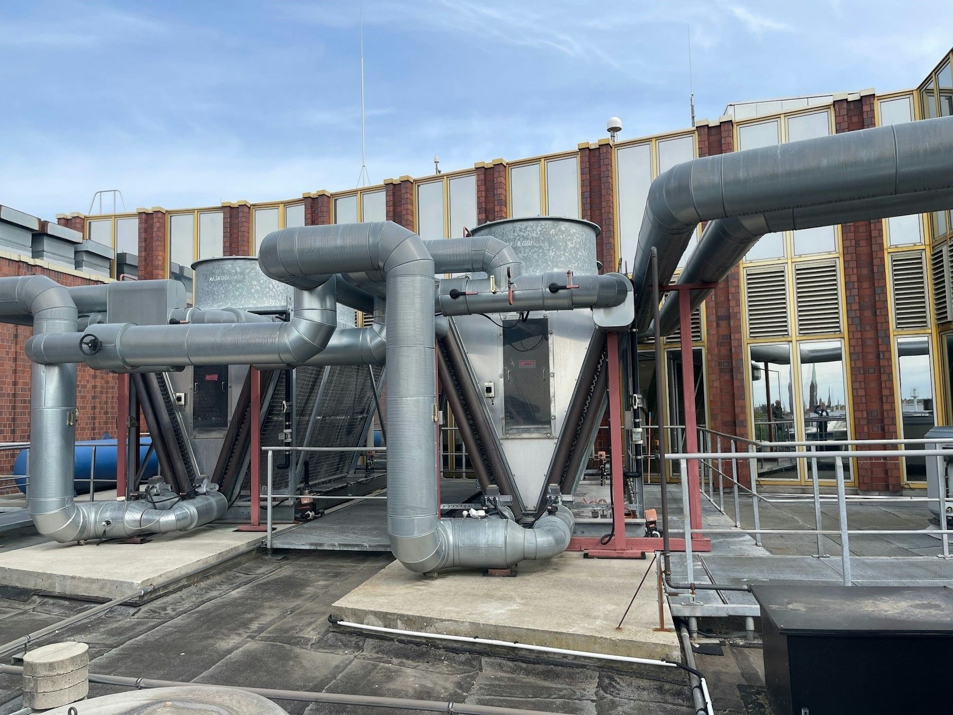 Auf dem Dach sollen moderne Wärmepumpen die Abluft aus dem Rechenzentrum auf 75 Grad erhöhen.