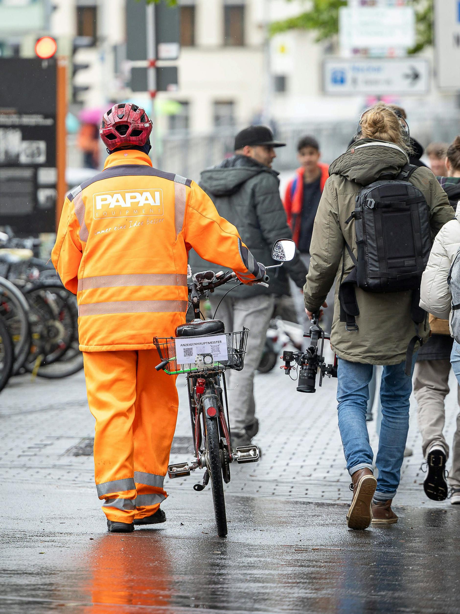 Mit seinem Fahrrad und seiner Warn-Uniform ist der Anzeigenhauptmeister auf Deutschlands Straßen unterwegs.