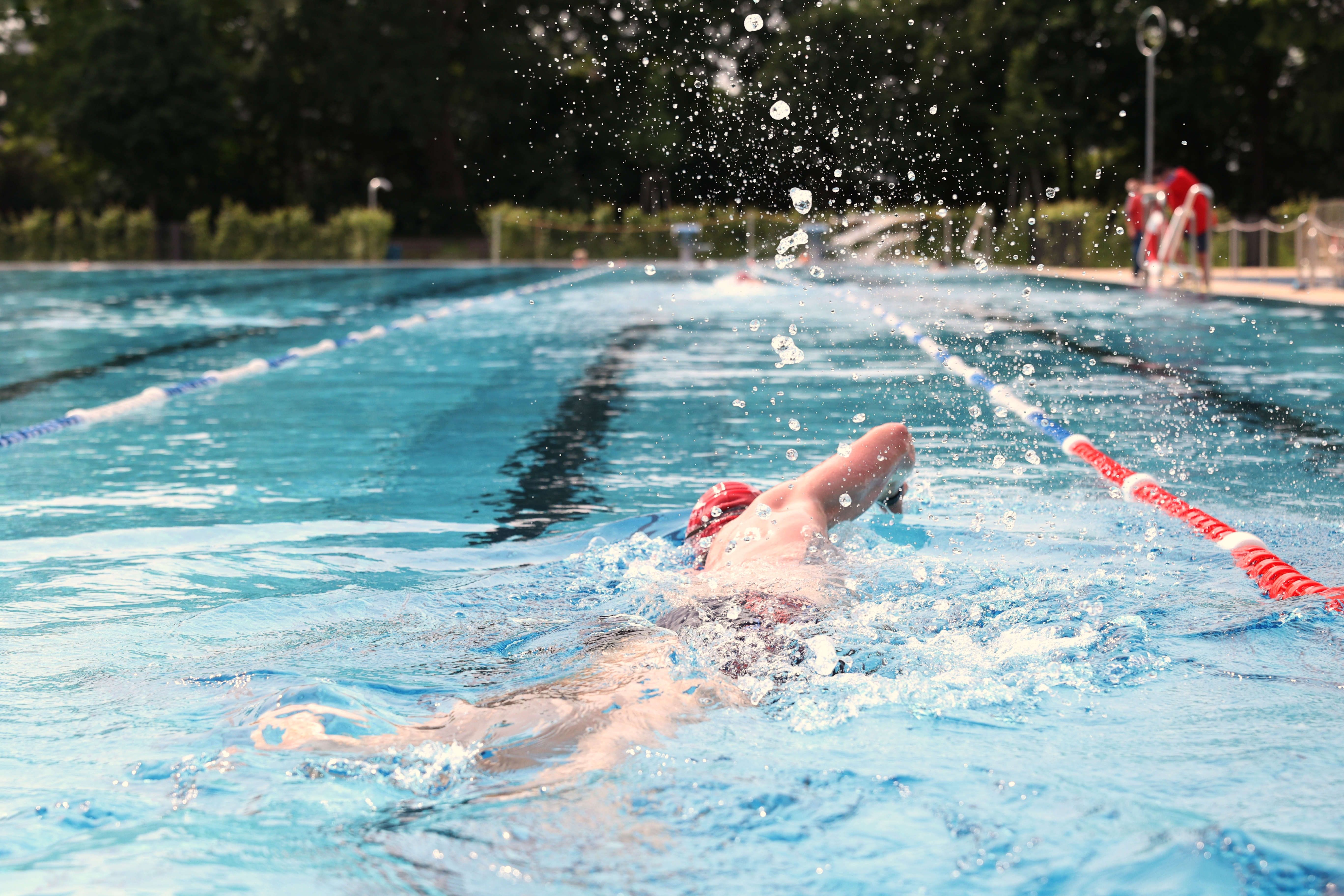 Sonnencreme und Stacheldraht: So werden die Berliner Bäder sicher