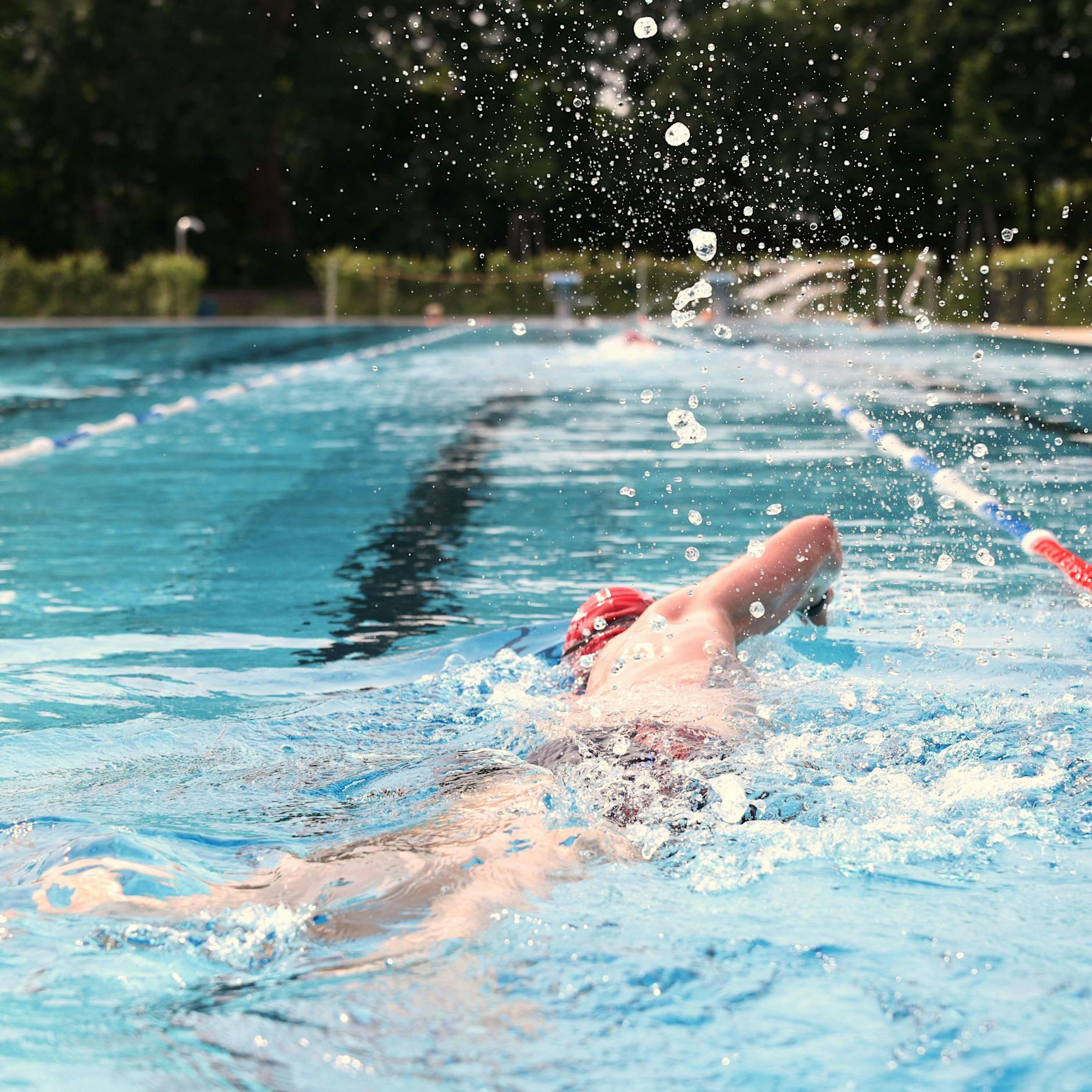 Sonnencreme und Stacheldraht: So werden die Berliner Bäder sicher
