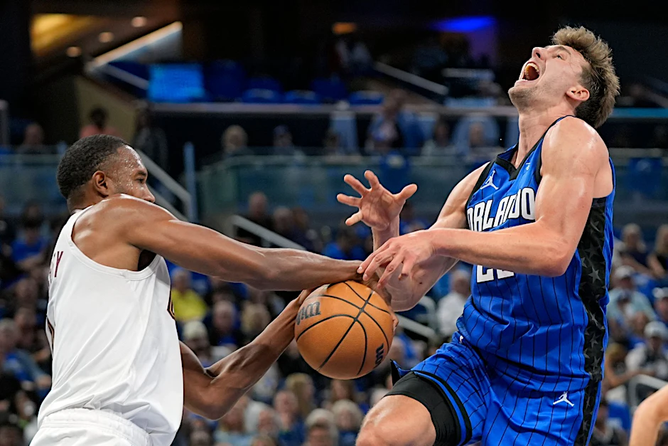 Orlandos Franz Wagner (r) wird von Clevelands Evan Mobley gefoult.  