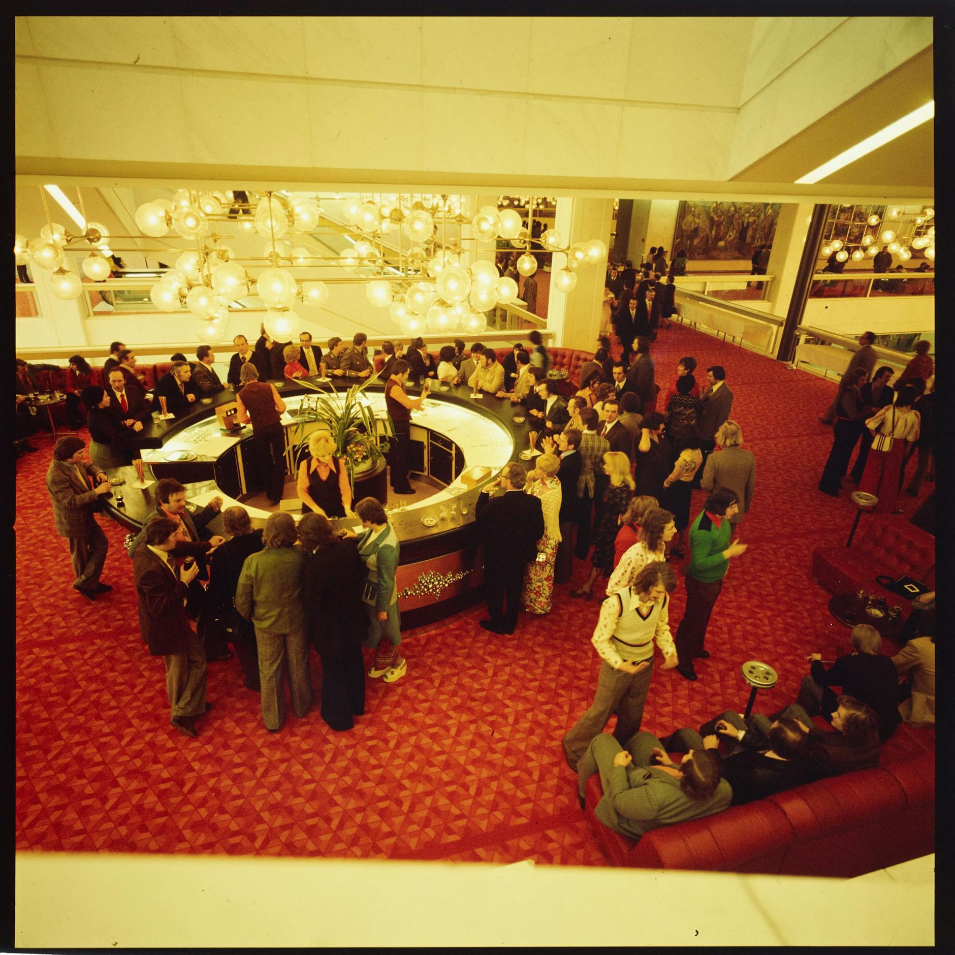 Blick auf Bar und Gäste im 3. Geschoss des Foyers im Palast der Republik