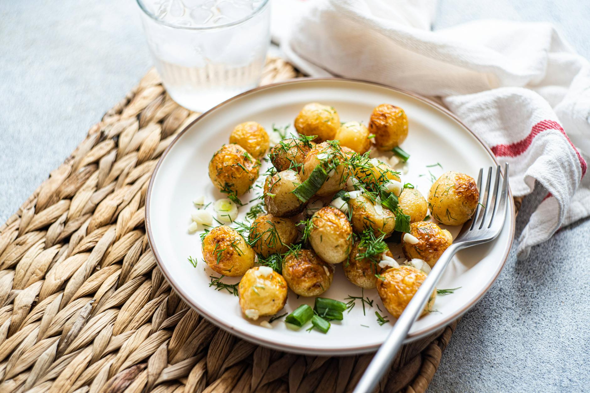 Diese herrlichen Knoblauchkartoffeln mit Parmesan aus dem Ofen sind richtig lecker - und das Rezept geht blitzschnell!