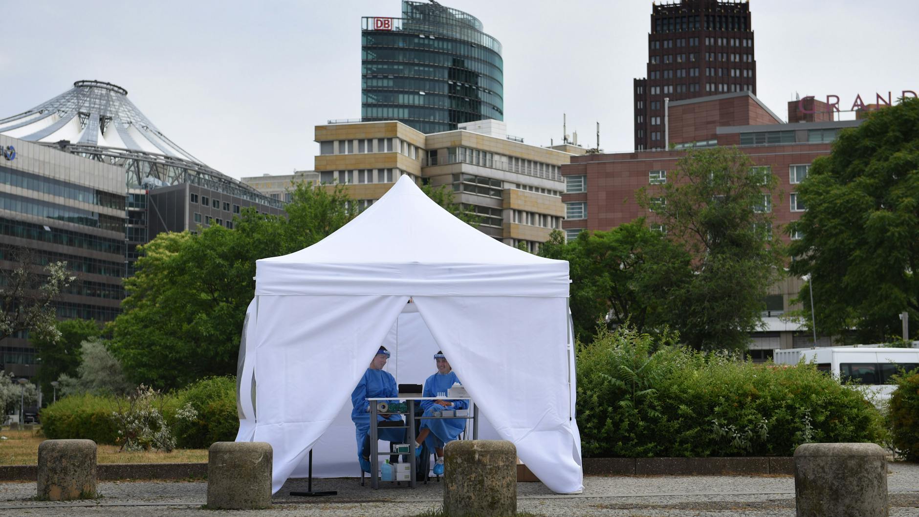Corona-Teststellen in Berlin: Betreibern droht Insolvenz, 120 Millionen Euro sind offen