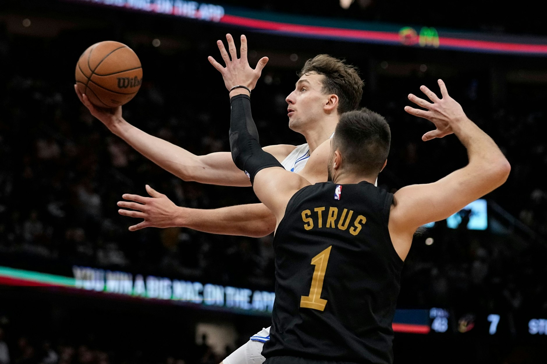 Franz Wagner (l.) hatte bei der Niederlage der Orlando Magic bei den Cleveland Cavaliers im Abschluss einen schlechten Tag erwischt.