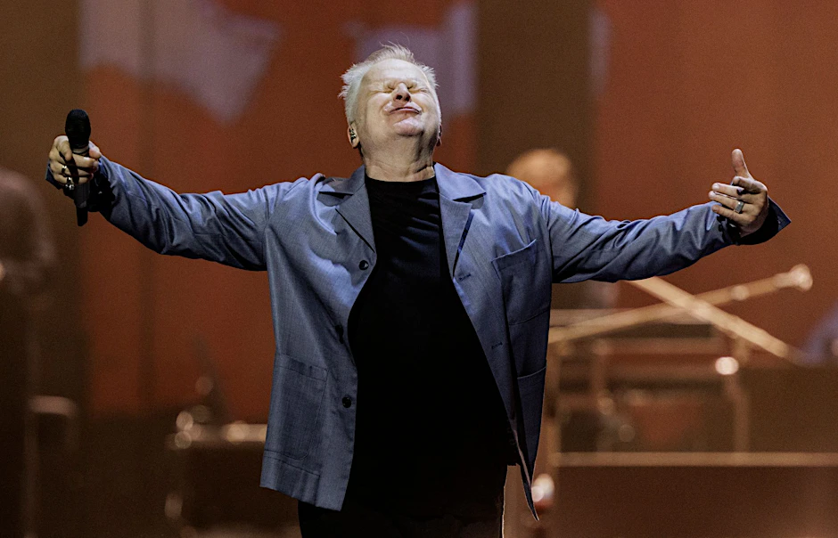 ARCHIV - Der Musiker Herbert Grönemeyer steht beim Tourauftakt der Tour "Herbert Grönemeyer - Live 2023" auf der Bühne der Wunderino-Arena.  