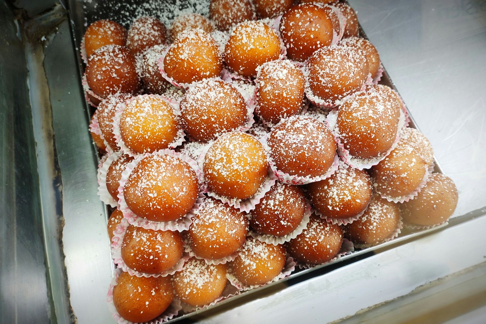 Zum Nachtisch gab es in unserem indischen Restaurant die Süßspeise Gulab Jamun.