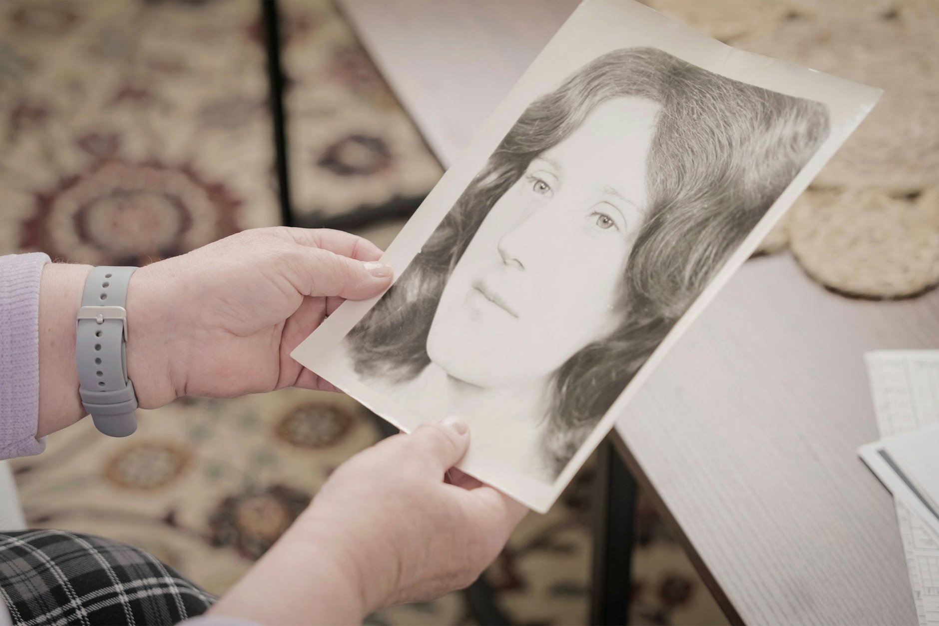 Angelika Börner zeigt ein Bild von sich als Teenager. Sie wurde Mitte der 60er-Jahre in die geschlossene venerologische Station der Poliklinik Halle zwangseingewiesen.