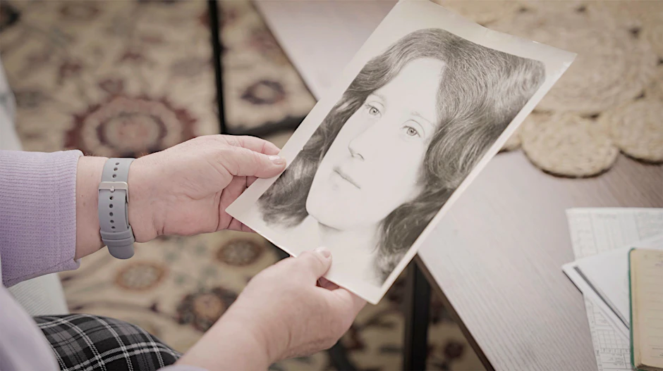 Angelika Börner zeigt ein Bild von sich als Teenager. Sie wurde Mitte der 60er-Jahre in die geschlossene venerologische Station der Poliklinik Halle zwangseingewiesen.