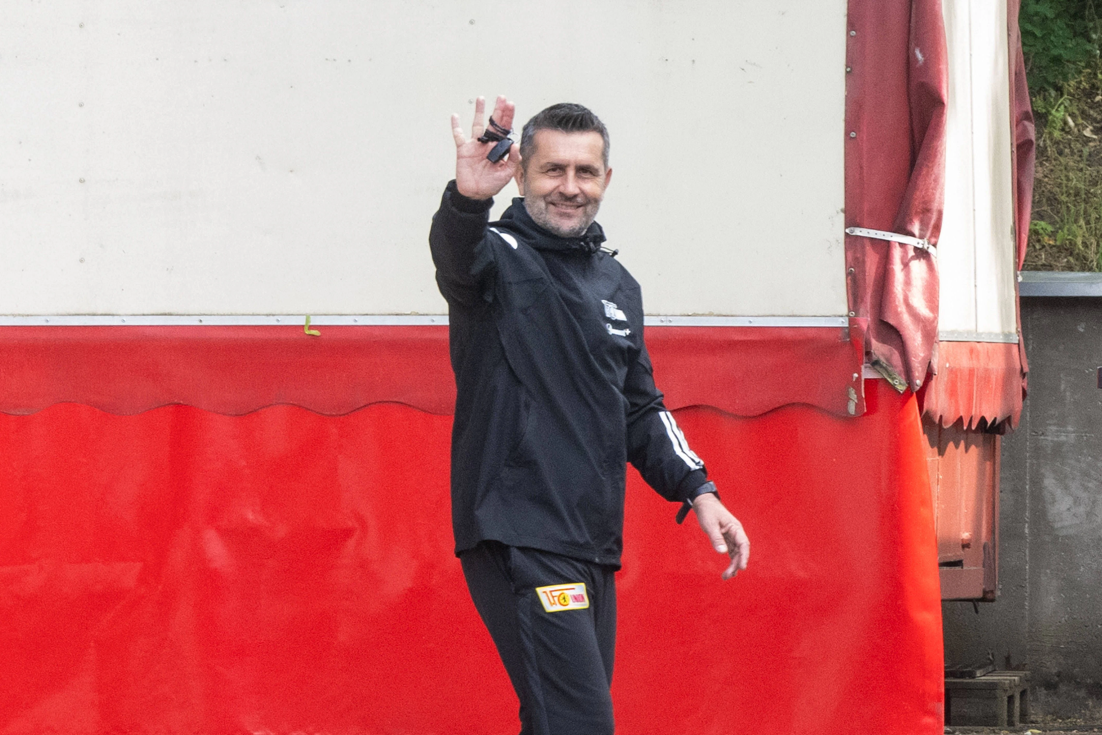 Nenad Bjelica winkte nach dem Vormittagstraining noch mal in die Kamera. Kurz darauf wurde der Kroate beim 1. FC Union gefeuert.