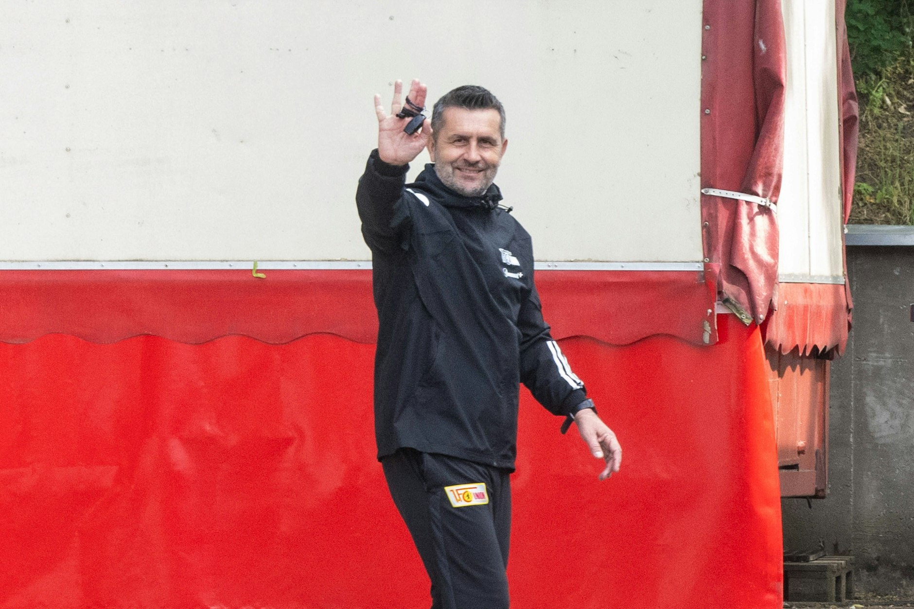 Nenad Bjelica winkte nach dem Vormittagstraining noch mal in die Kamera. Kurz darauf wurde der Kroate beim 1. FC Union gefeuert.