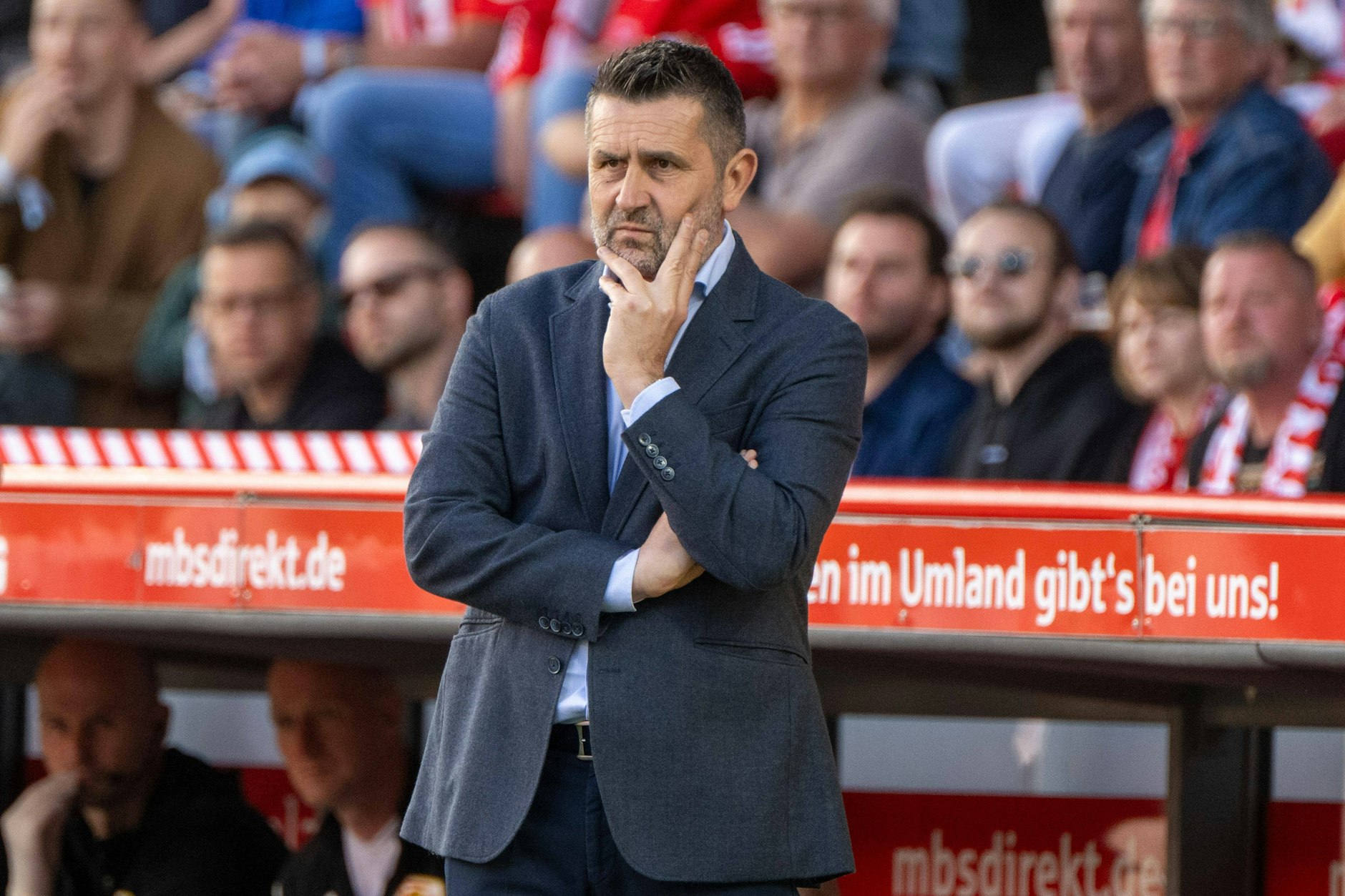 Die Sorgenfalten werden immer größer: Union-Trainer Nenad Bjelica (52) während der 3:4-Pleite gegen den VfL Bochum. 