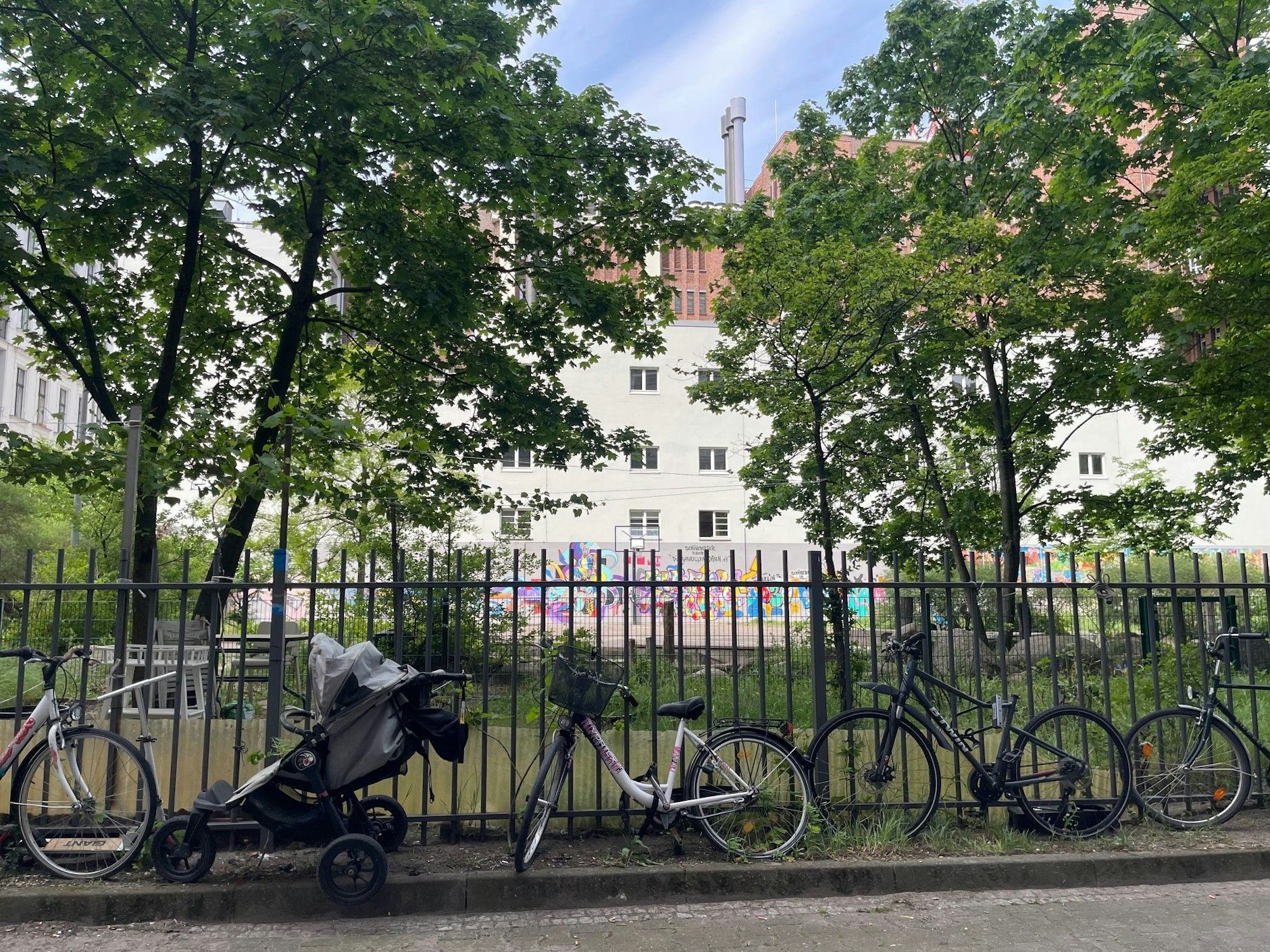 Im Rücken das Pallasseum, der Blick geht auf das Telekomgebäude. Unter diesem Spielplatz werden die Wärmetrassen verlaufen. Ab Oktober 2025, so der Plan.