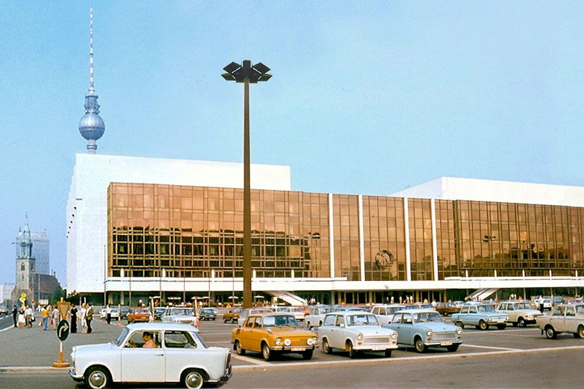 Trabis neben Wartburgs: Der Palast der Republik glänzt und funkelt zu DDR-Zeiten.