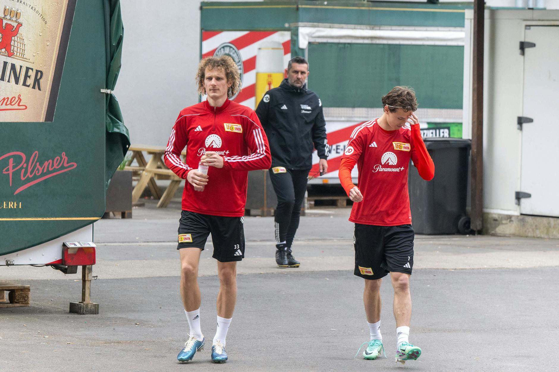 Montagmorgen in Köpenick: Nenad Bjelica geht zusammen mit seinen Spielern Alex Kral (l.) und Brenden Aaronson in Richtung Trainingsplatz. 
