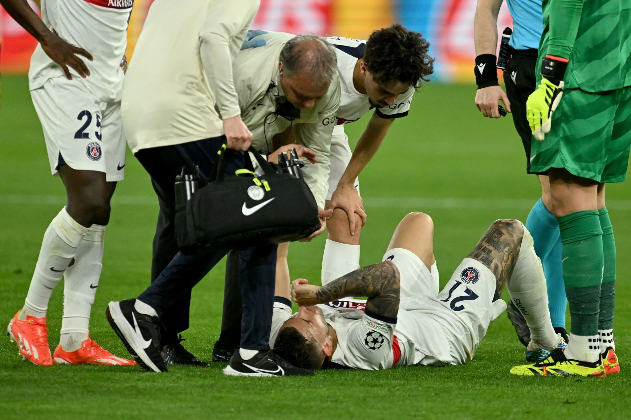 PSG-Verteidiger Lucas Hernandez musste noch vor der Pause verletzt ausgewechselt werden.  