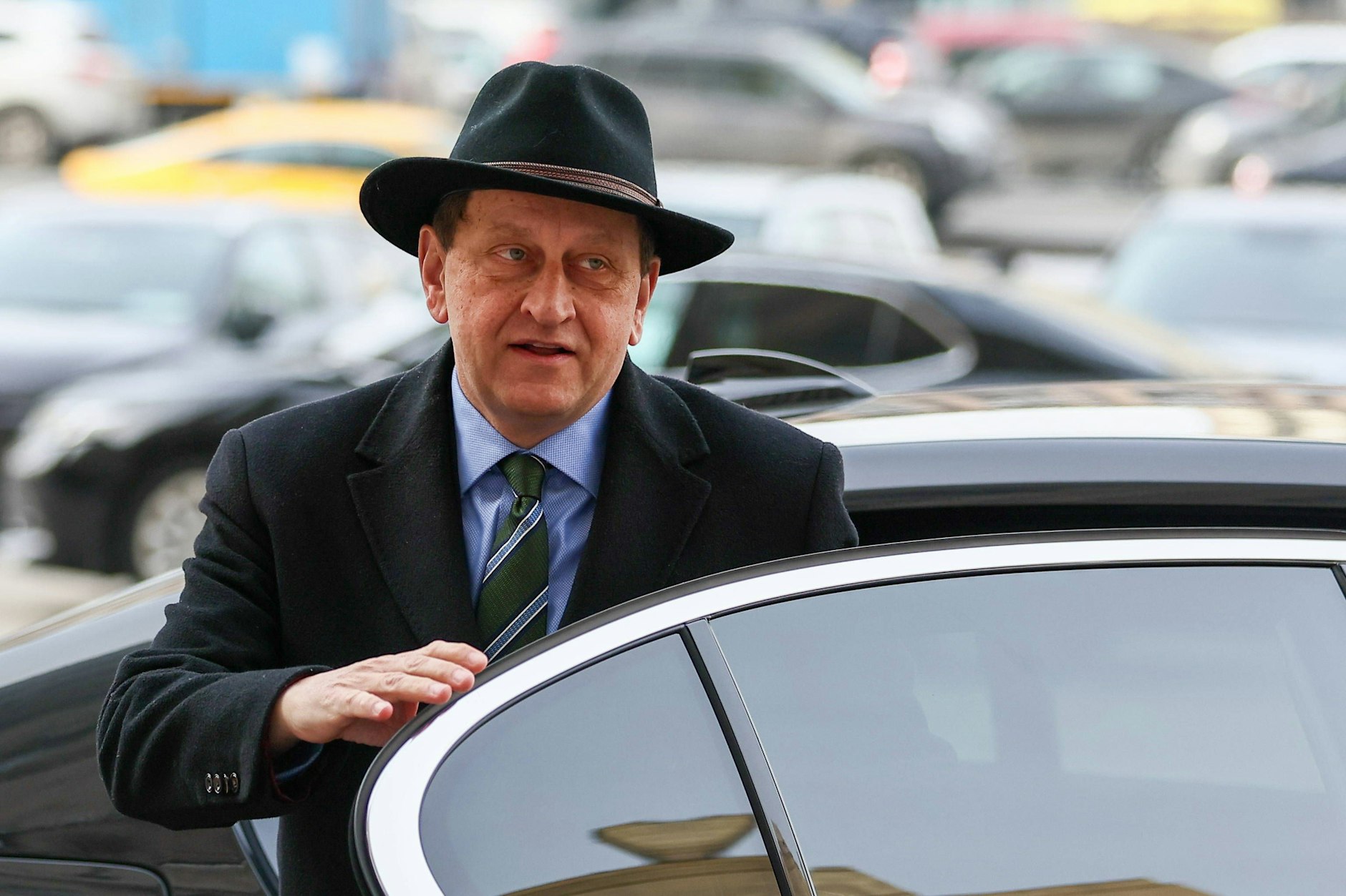 Der deutsche Botschafter in Moskau, Alexander Graf Lambsdorff, steigt in einen Wagen im März 2024.