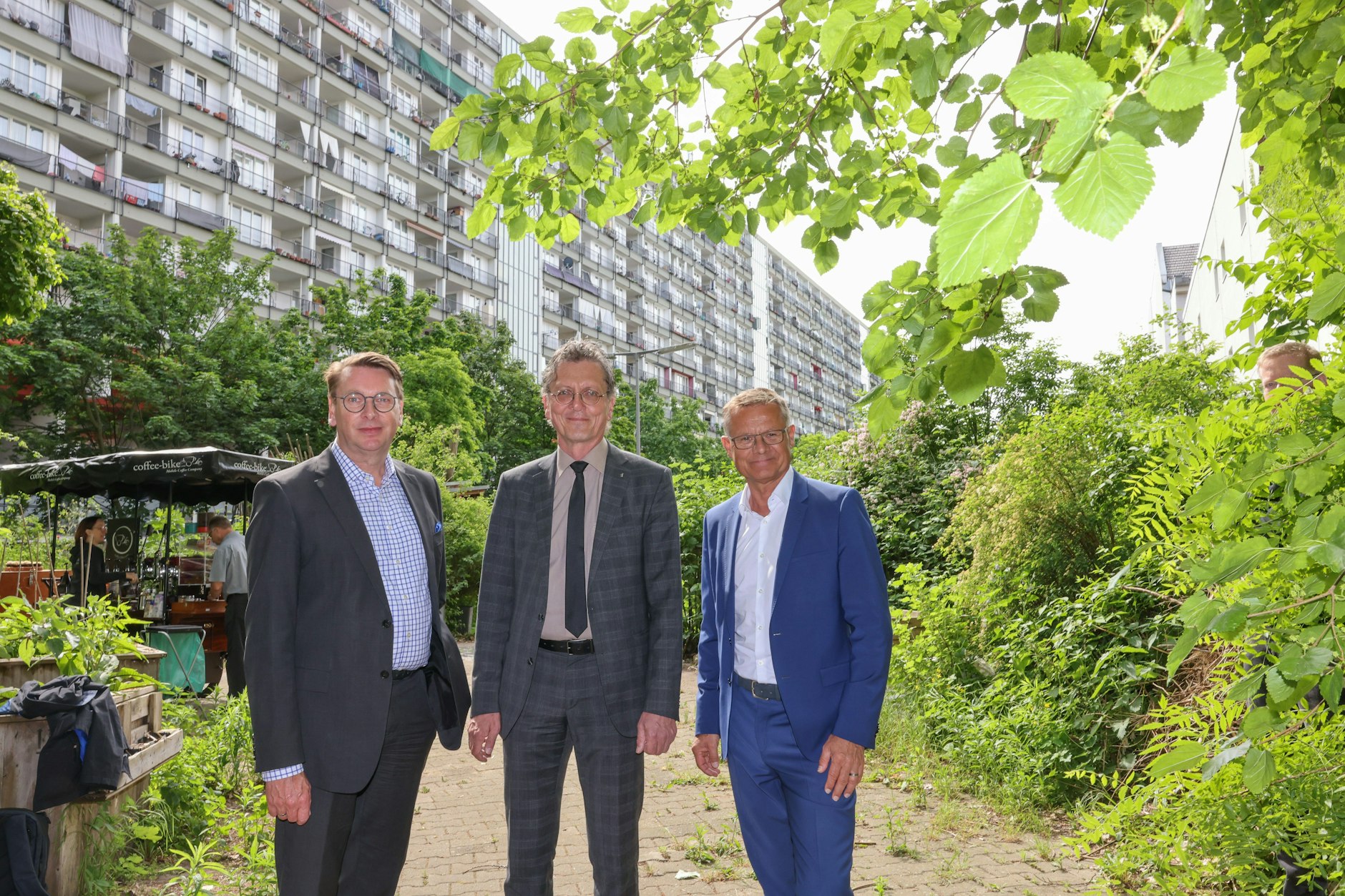 Matthias Trunk, Gasag-Vertriebsvorstand, Christian Gaebler, Senator für Stadtentwicklung, Bauen und Wohnen, Karsten Mitzinger, Geschäftsführer, Gewobag ED Energie- und Dienstleistungsgesellschaft mbH stellen das neue Projekt vor. Im Hintergrund der Wohnkomplex Pallasseum.